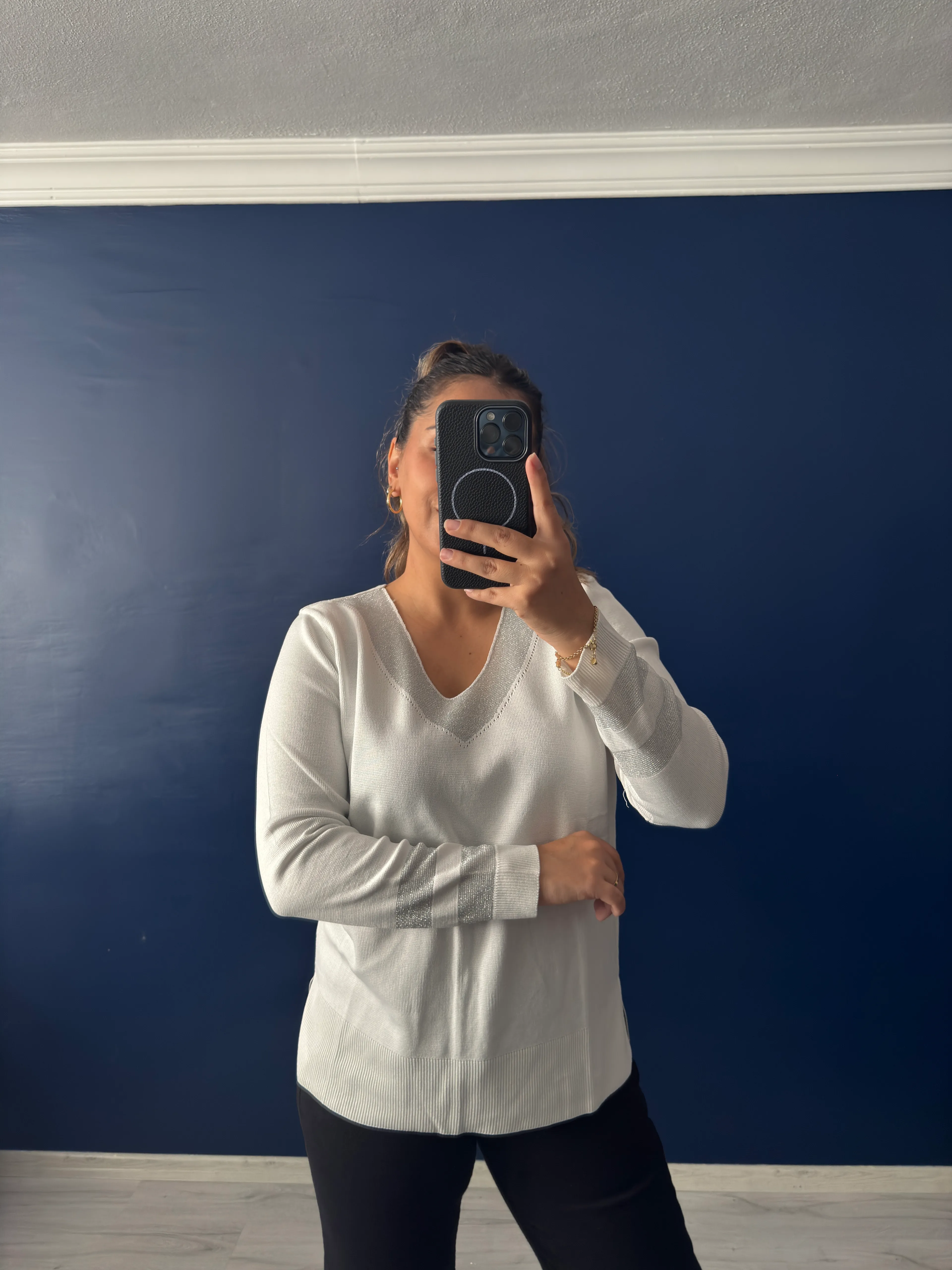 Beyaz V Yaka Gri Detaylı Triko