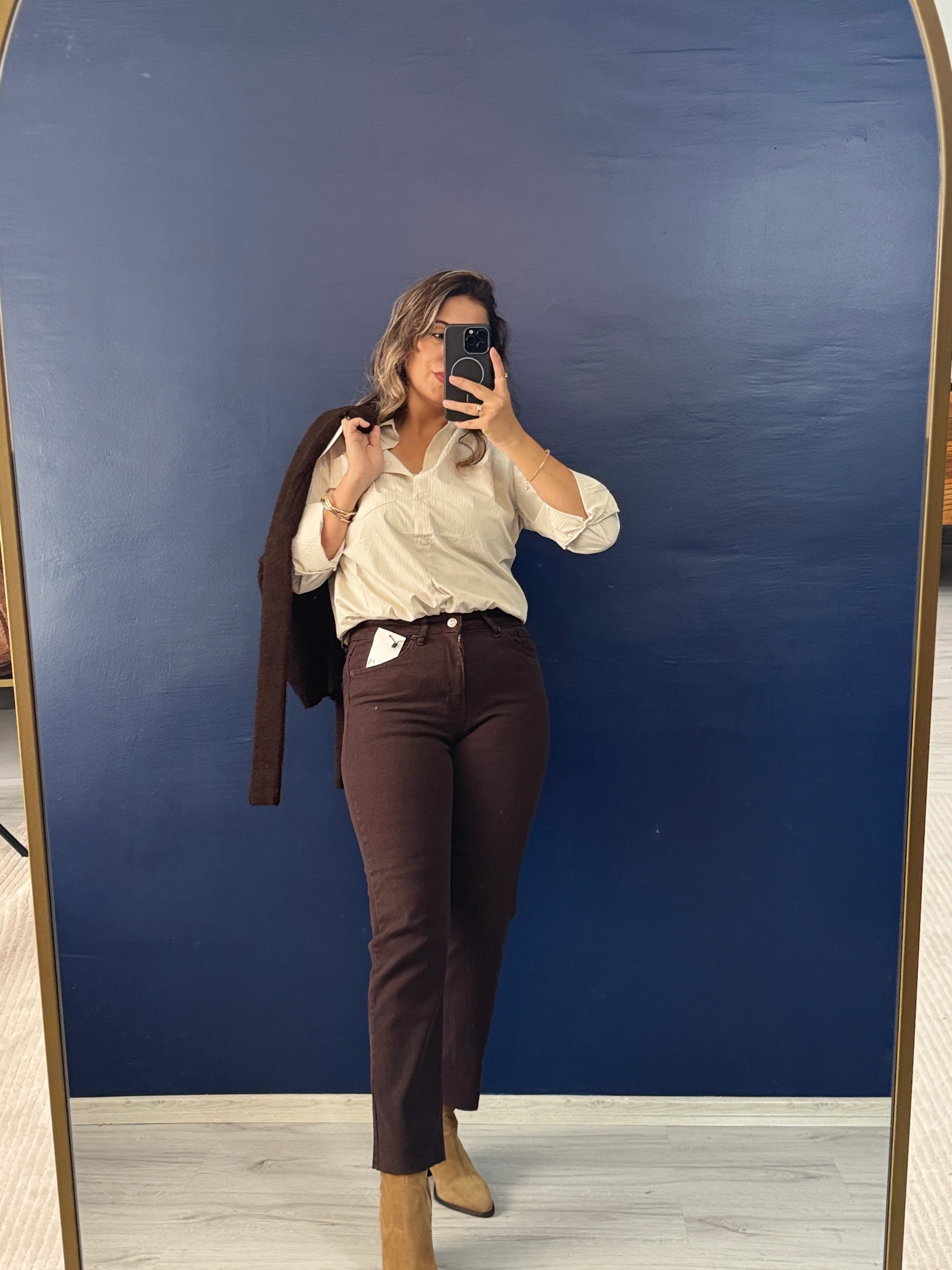 İnce siyah çizgili bej gömlek 