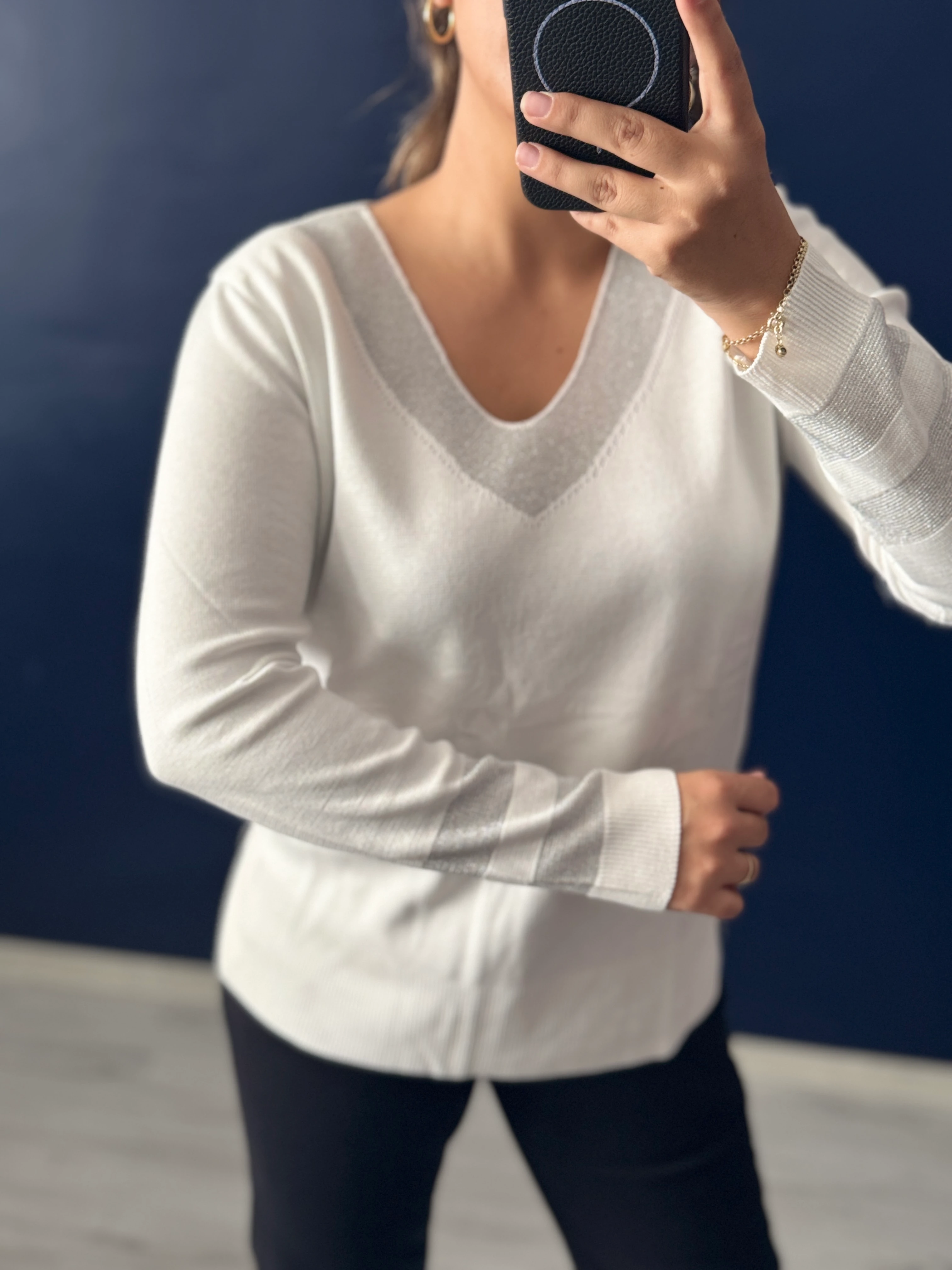 Beyaz V Yaka Gri Detaylı Triko