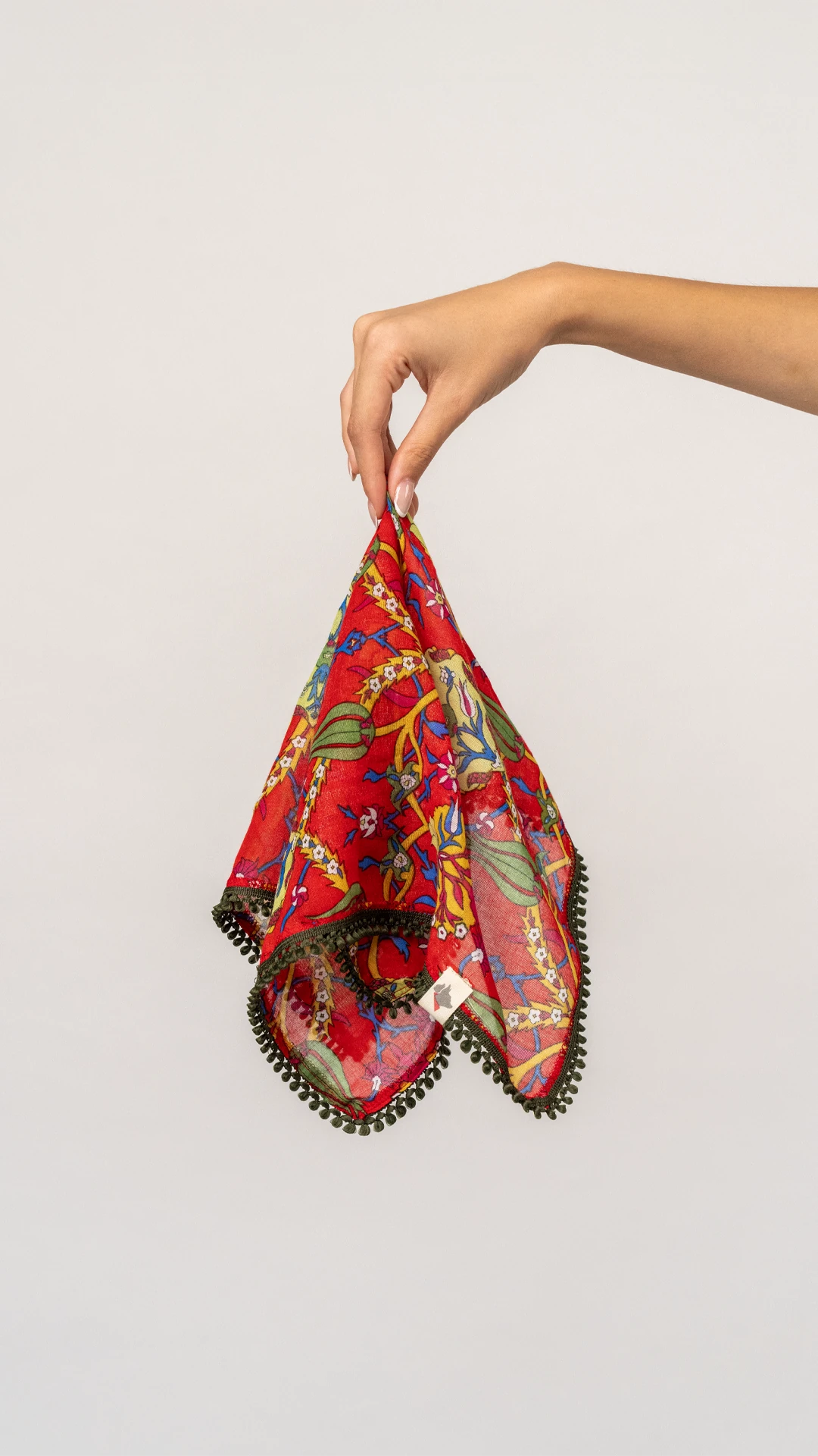 Siyah Castro Şapka & Lalezar Fular Kombin