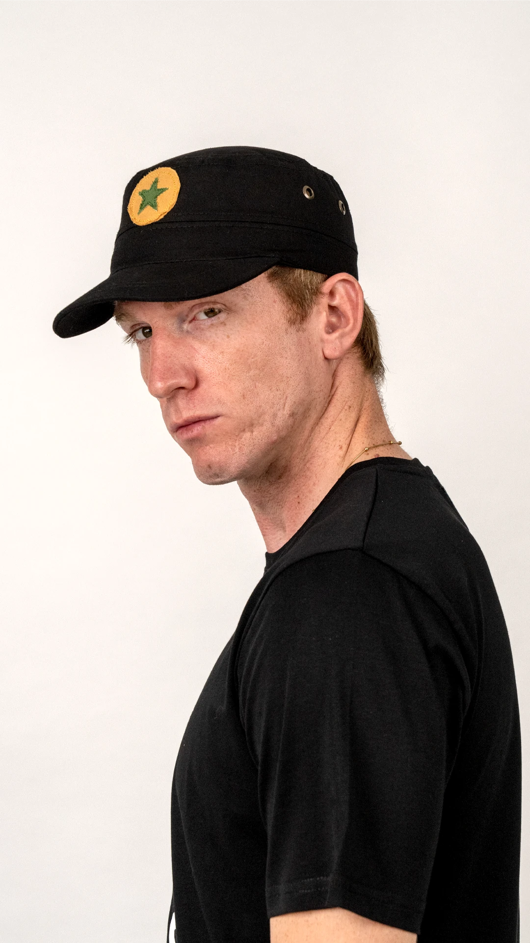 Siyah Castro Şapka & Krem Fular Kombin