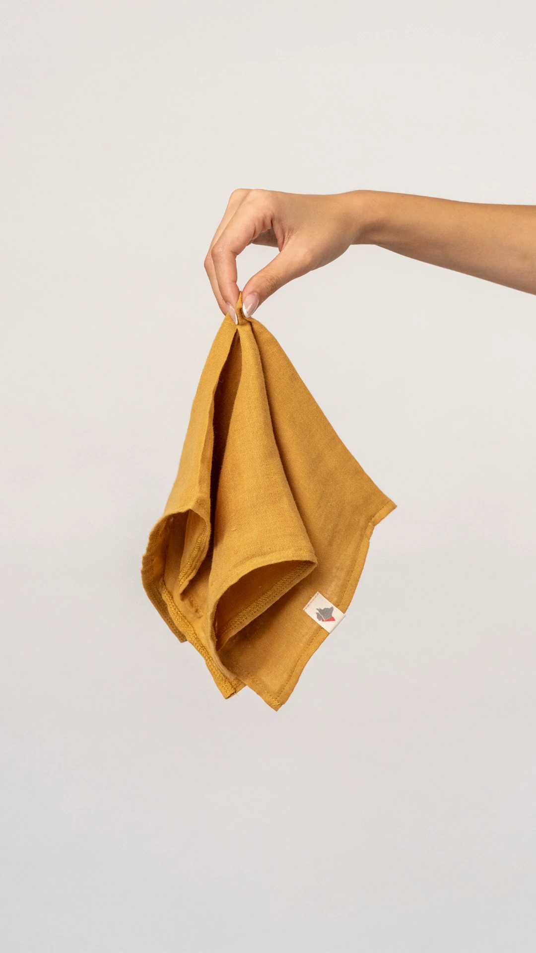 Siyah Castro Şapka & Hardal Fular Kombin