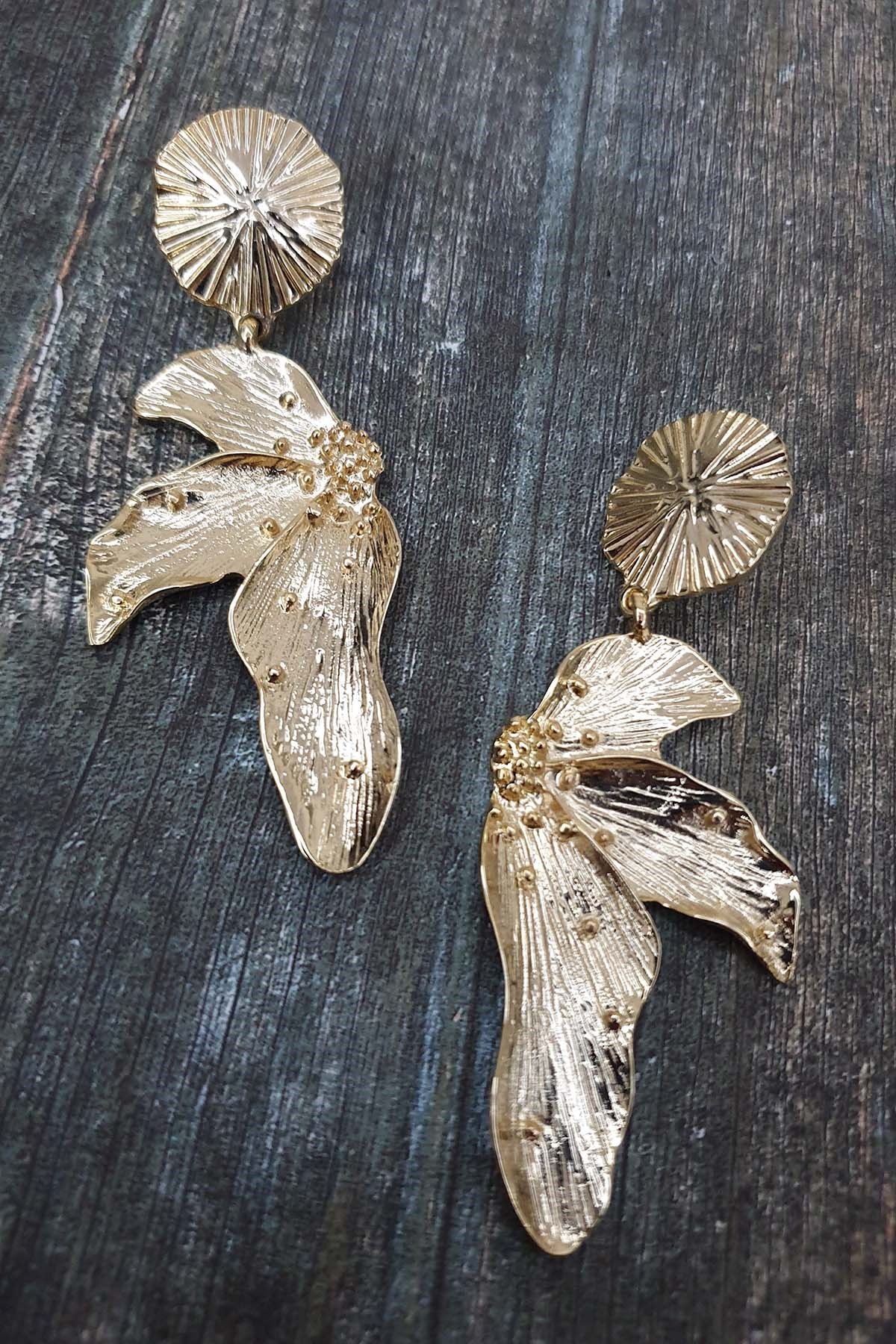 Gold Metal Sallantılı Yarım Çiçek Küpe Ake2685
