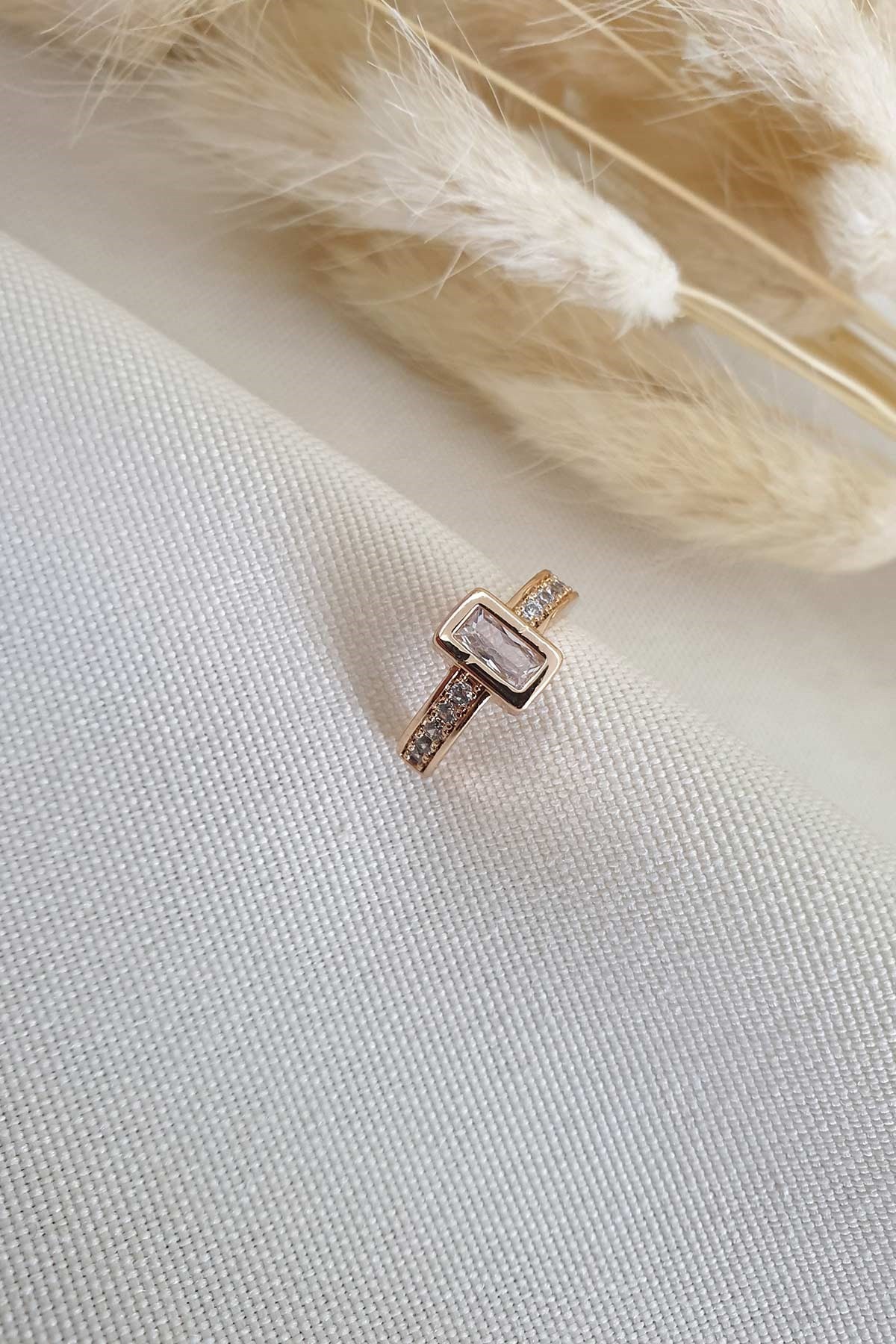 Yobs White Stone Sıkıştırmalı Kıkırdak Küpesi Ake3059
