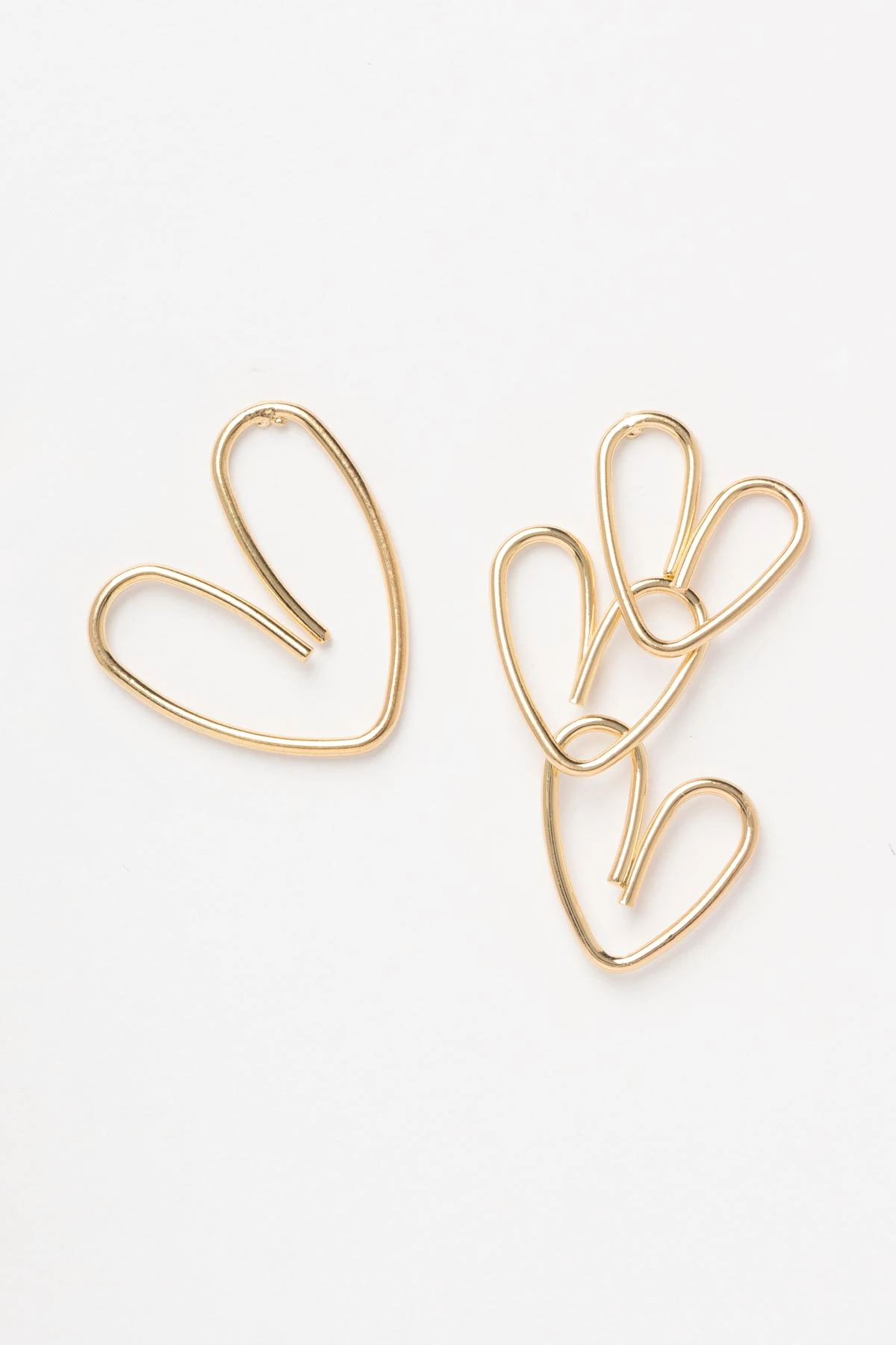 Gold Asimetrik Tel Kalp Tasarım Stefany Küpe AKE9573