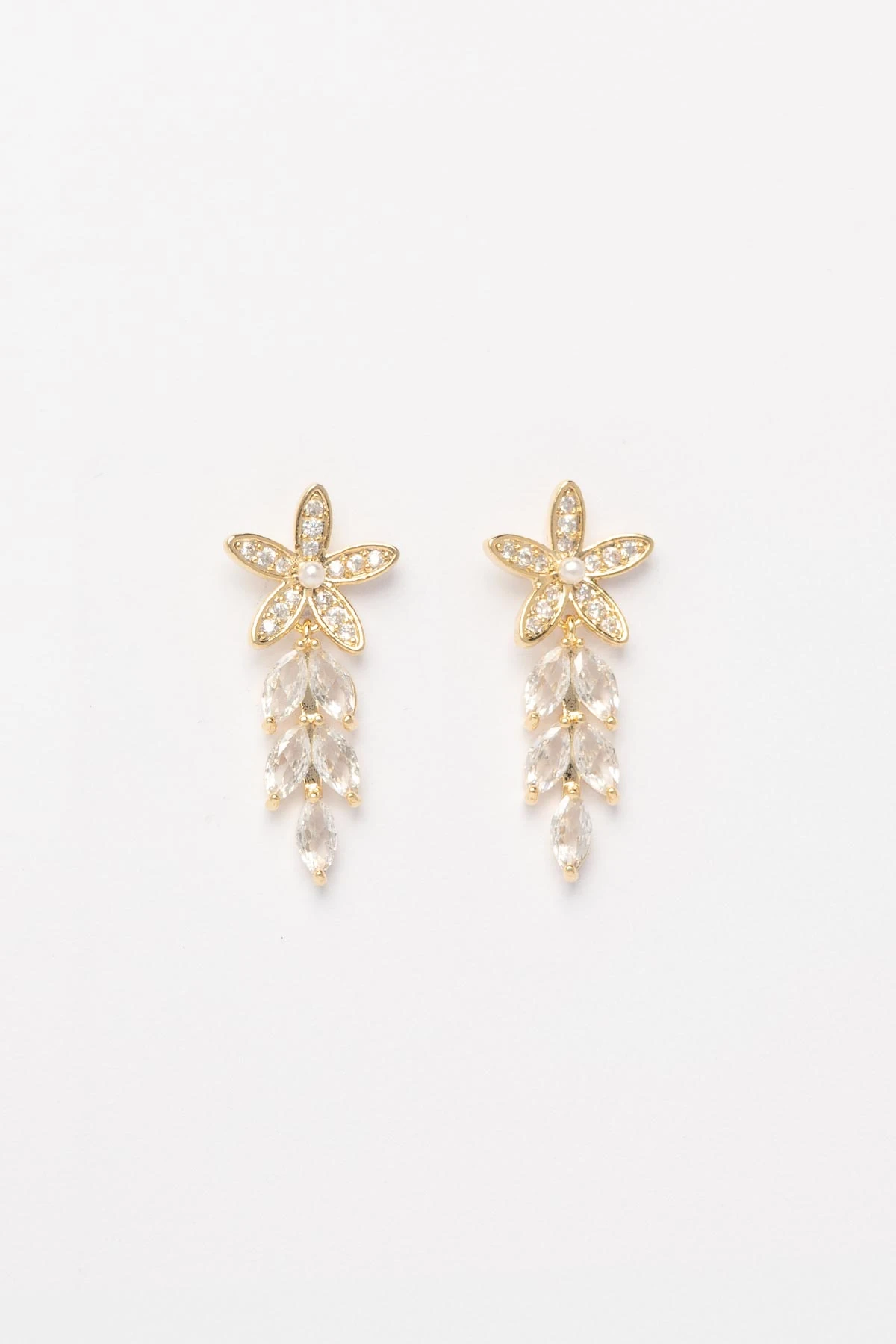 Gold Zirkon Ve İnci Detay Çiçek Ucunda Kristal Yaprak Sallantılı Glory Küpe AKE9561