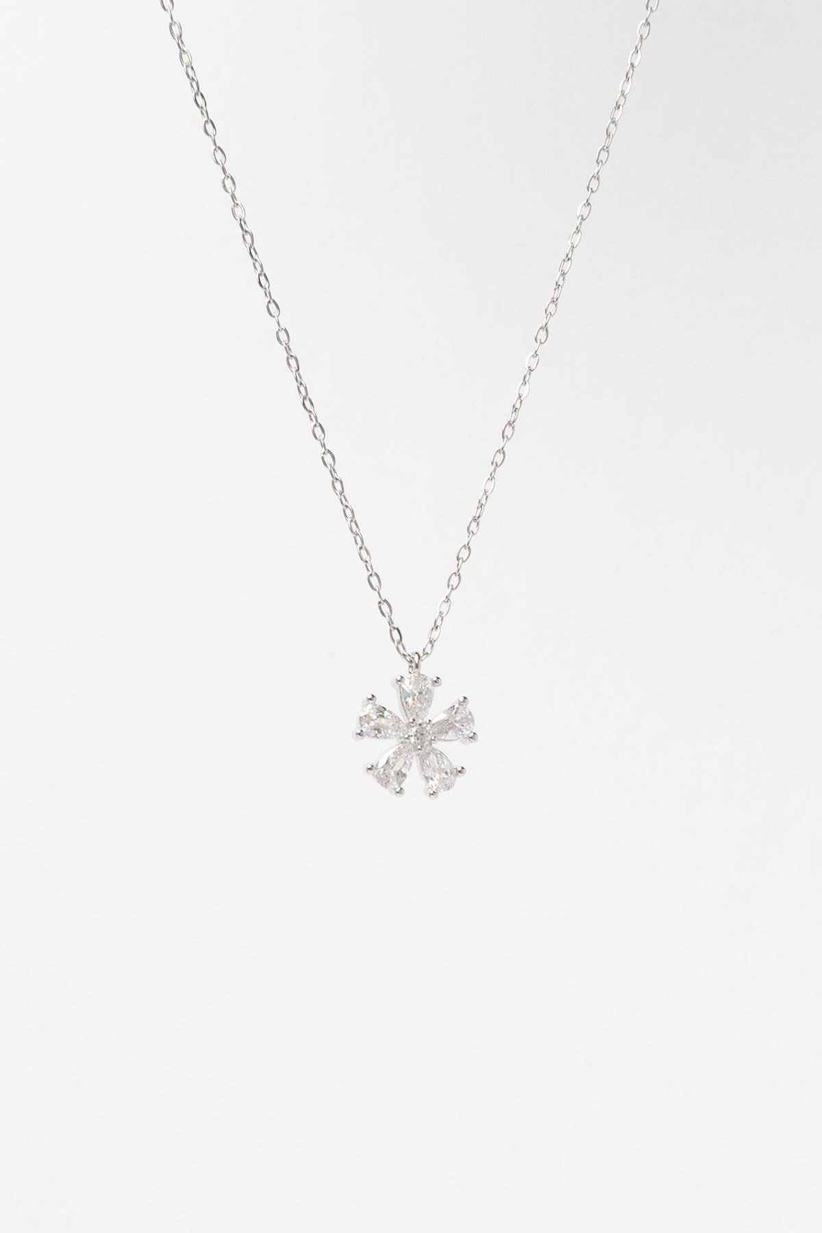Silver Kristal Taş Detay Çiçek Sallantılı Luxury Kolye AKL4224
