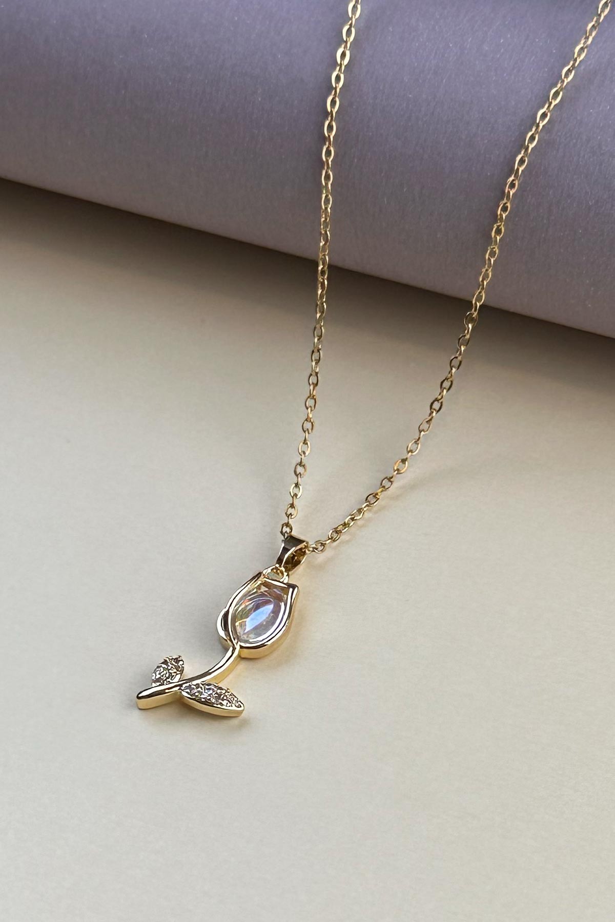 Gold Minimal Zincir Zirkon Detay Yapraklı Lale Figür Sallantılı Çelik Kolye 45 cm AKL4074