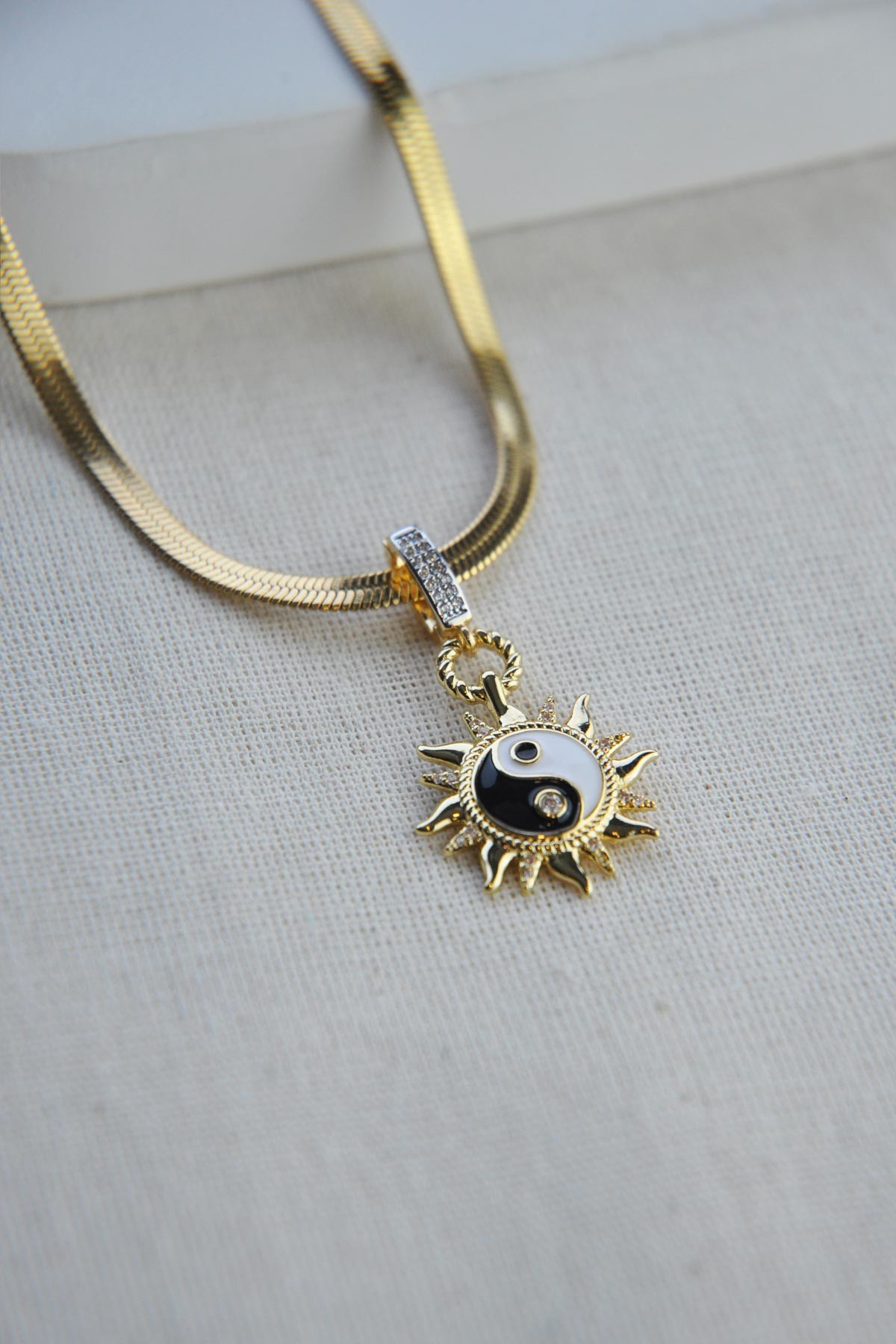 Yin Yang Detay Gold Güneş Tasarım Ajda Charm ABL6544