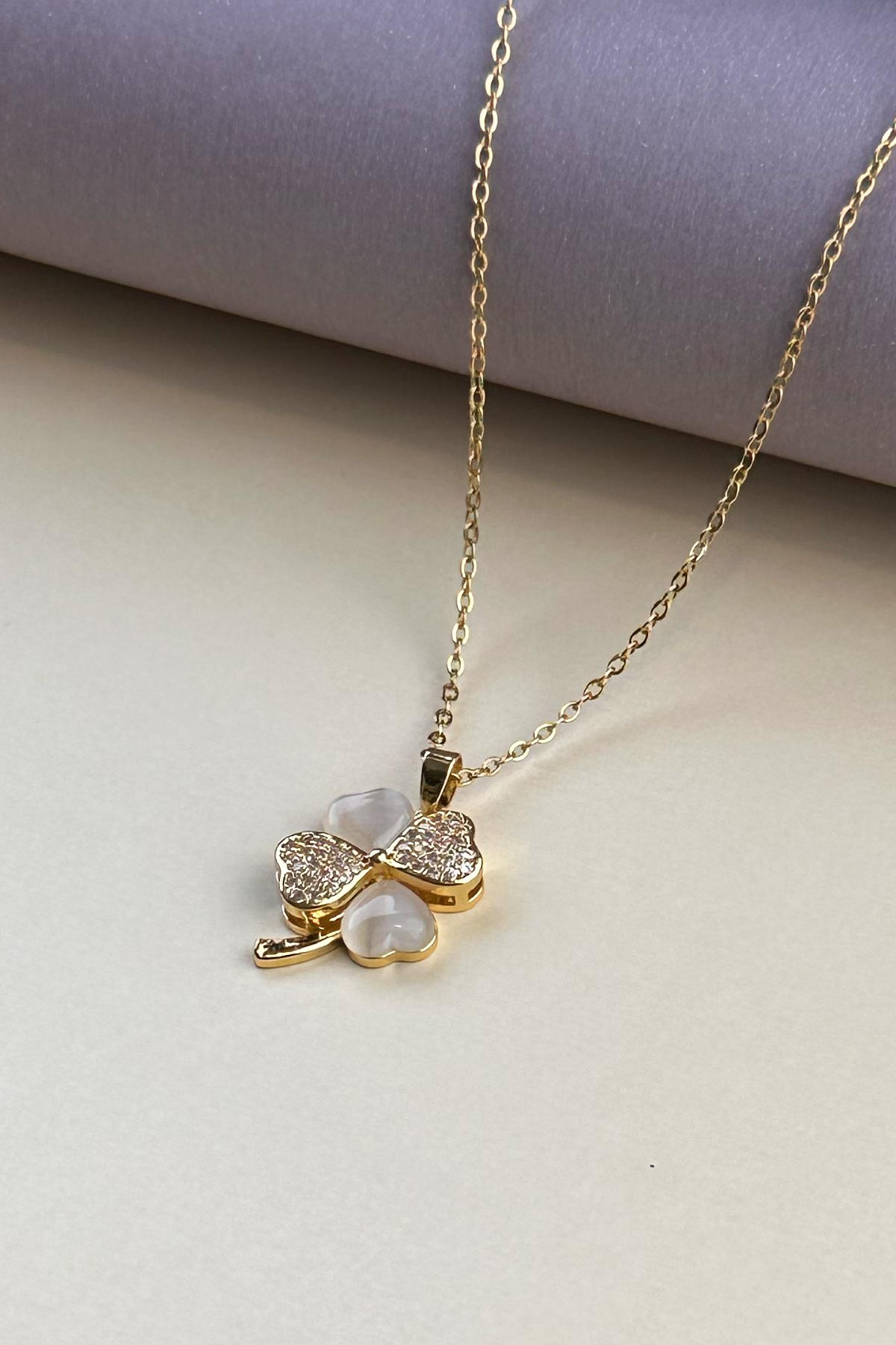 Gold Minimal Zincir Zirkon Ve Dolgulu Sedef Kalp Tasarım Yonca Sallantılı Çelik Kolye 45 cm AKL4090