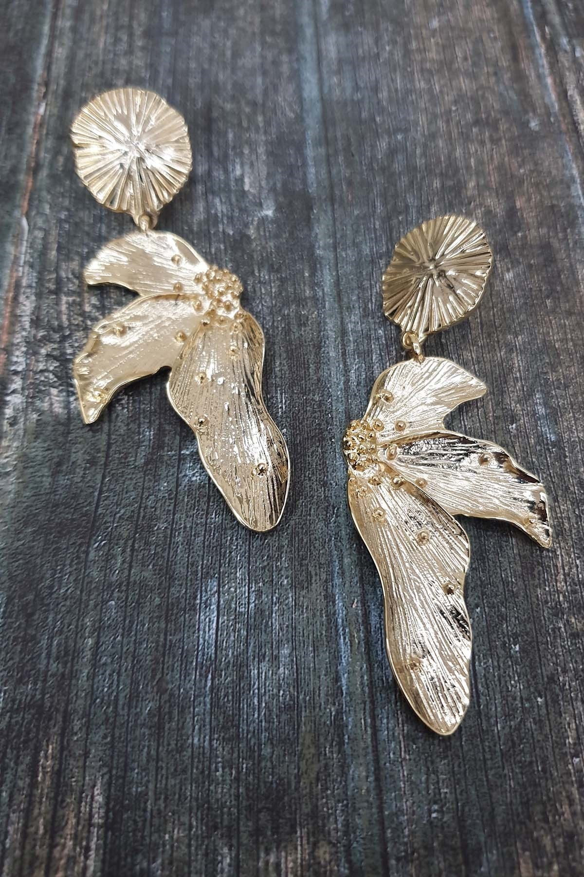 Gold Metal Sallantılı Yarım Çiçek Küpe Ake2685