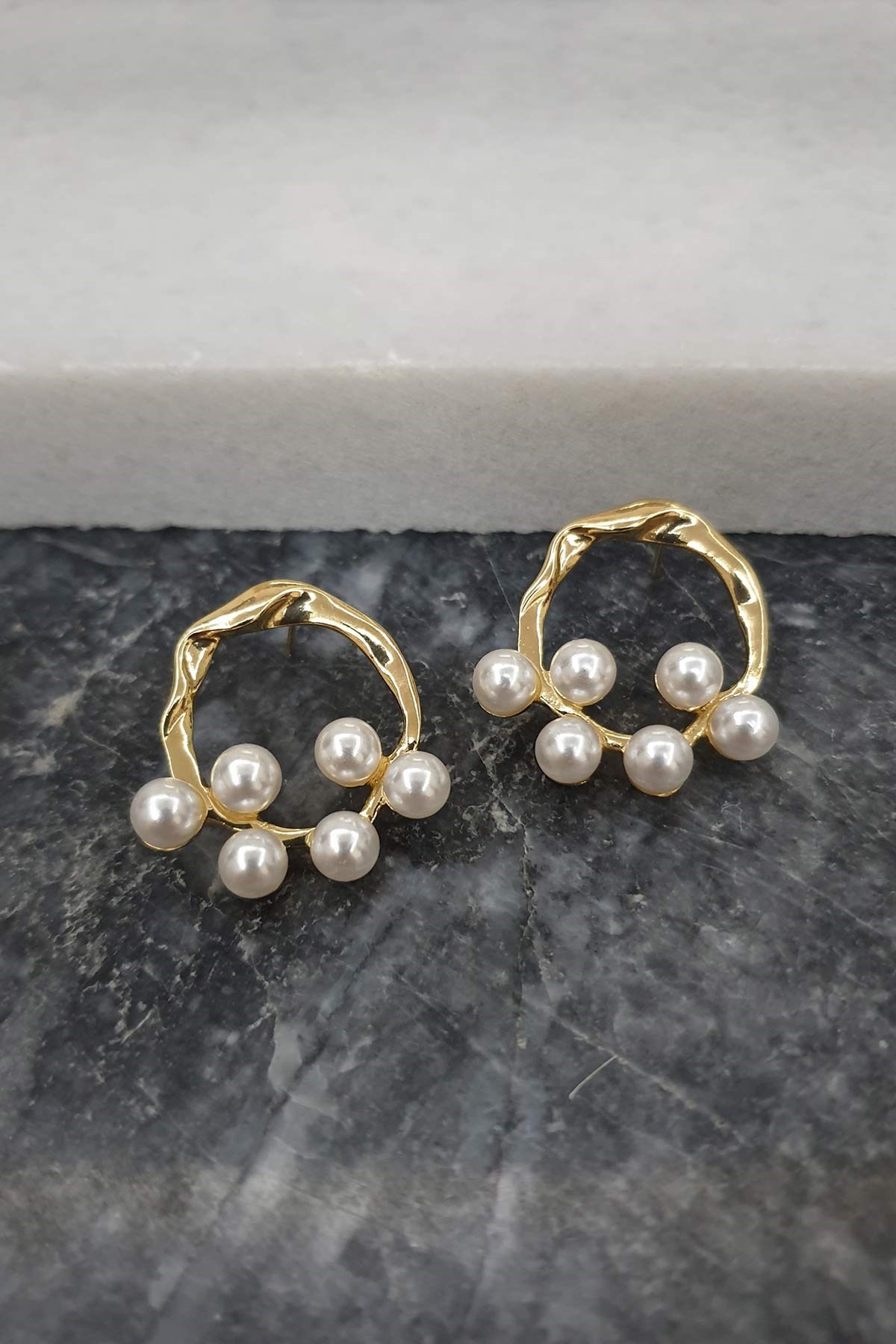 Çok İncili Yuvarlak Metal Küpe AKE3254