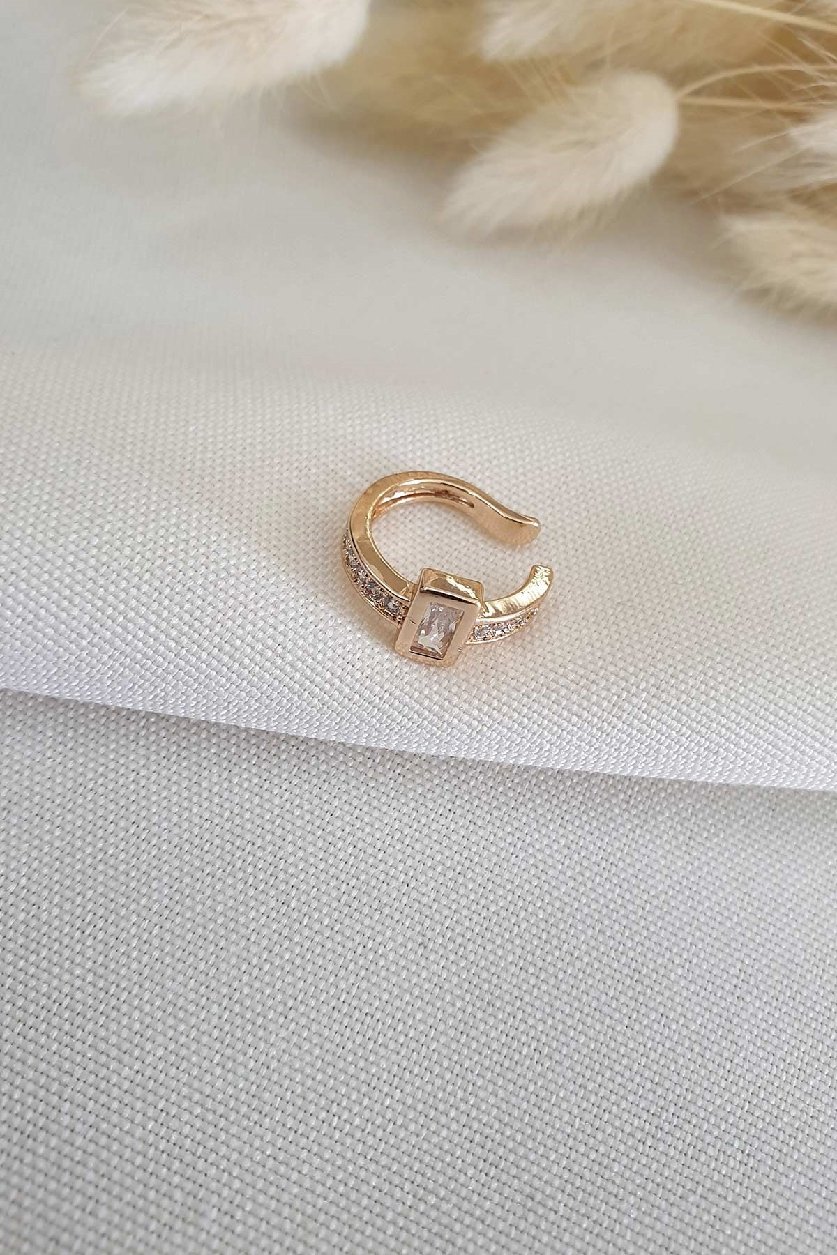 Yobs White Stone Sıkıştırmalı Kıkırdak Küpesi Ake3059