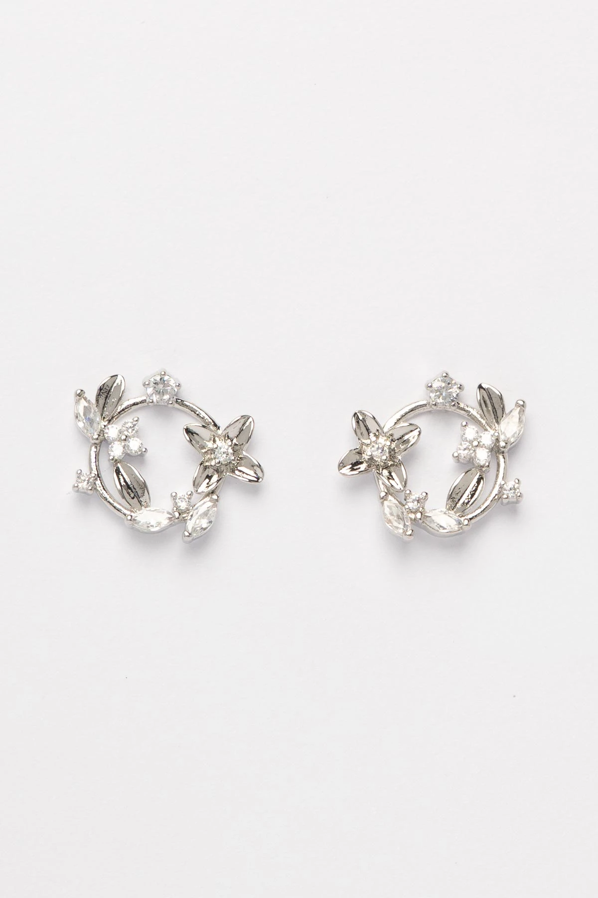 Silver Kristal Taş Çiçek Çemberi Glory Küpe AKE9480