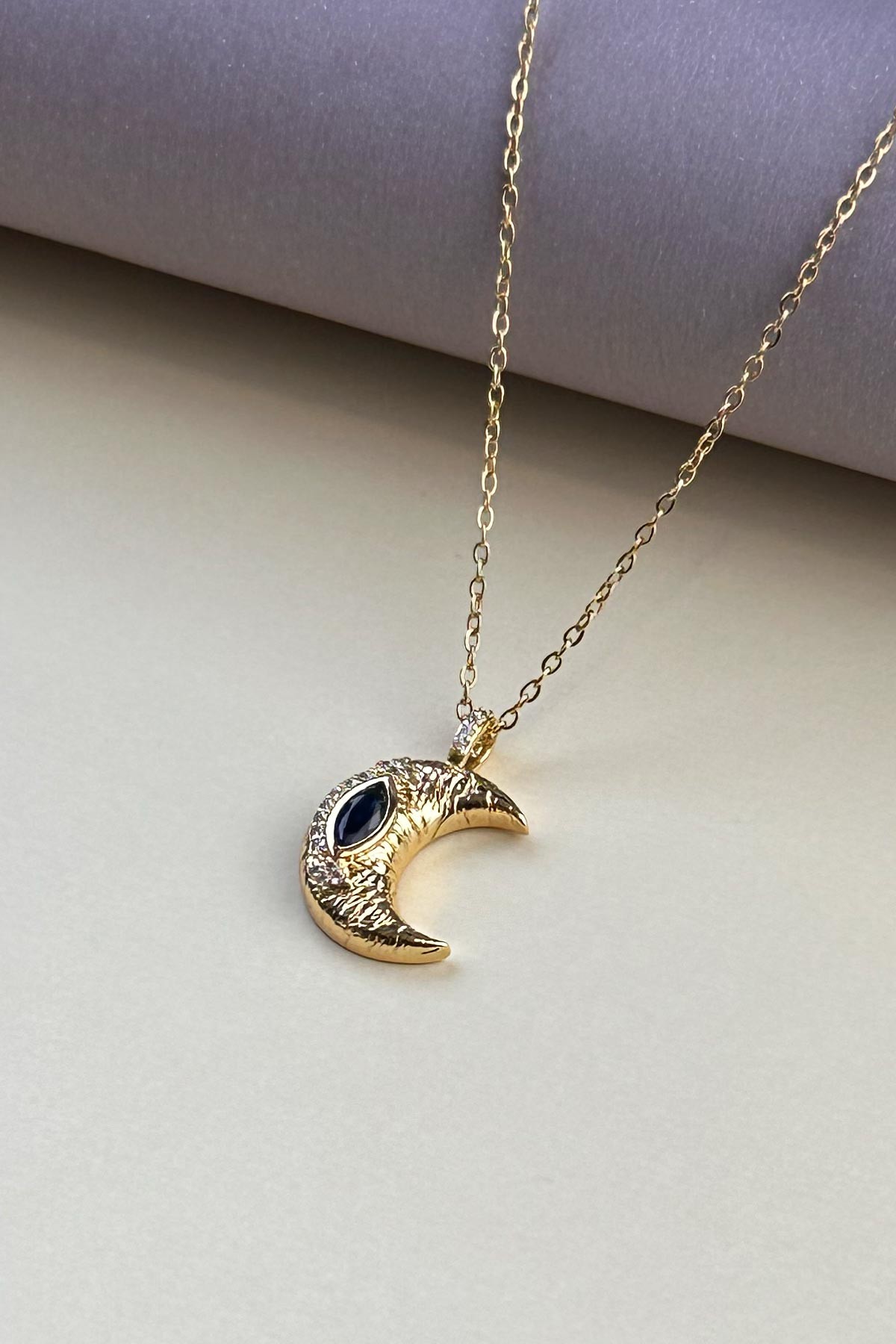Gold Minimal Zincir Siyah Taş Detay Ay Figürü Sallantılı Çelik Kolye 45 cm AKL4086