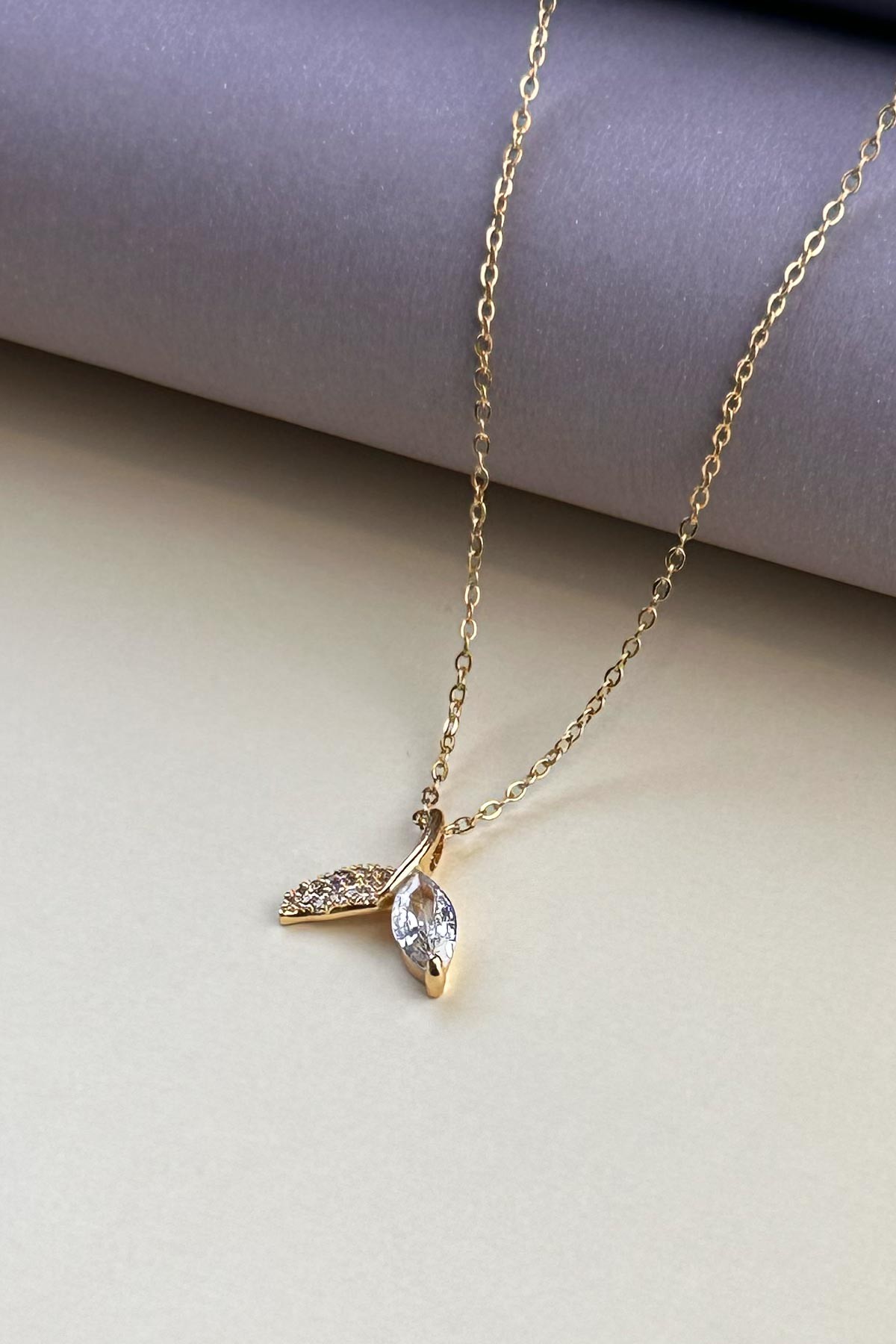 Gold Minimal Zincir Zirkon Ve Tektaş Detay Balık Kuyruğu Sallantılı Çelik Kolye 45 cm AKL4072