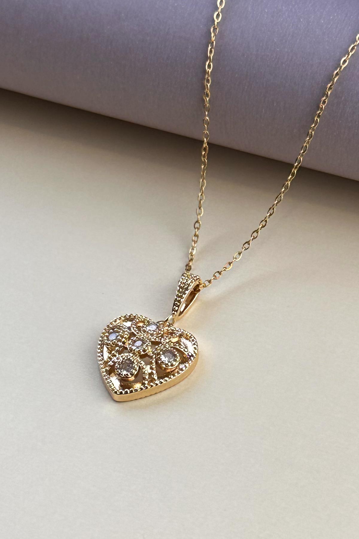 Gold Minimal Zincir Tektaş Detay Dolgulu Büyük Kalp Sallantılı Çelik Kolye 45 cm AKL4084
