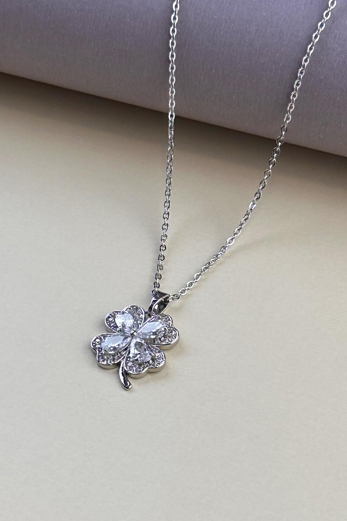Silver Minimal Zincir Zirkon Ve Tektaş Detay Yonca Sallantılı Çelik Kolye 45 cm AKL4089