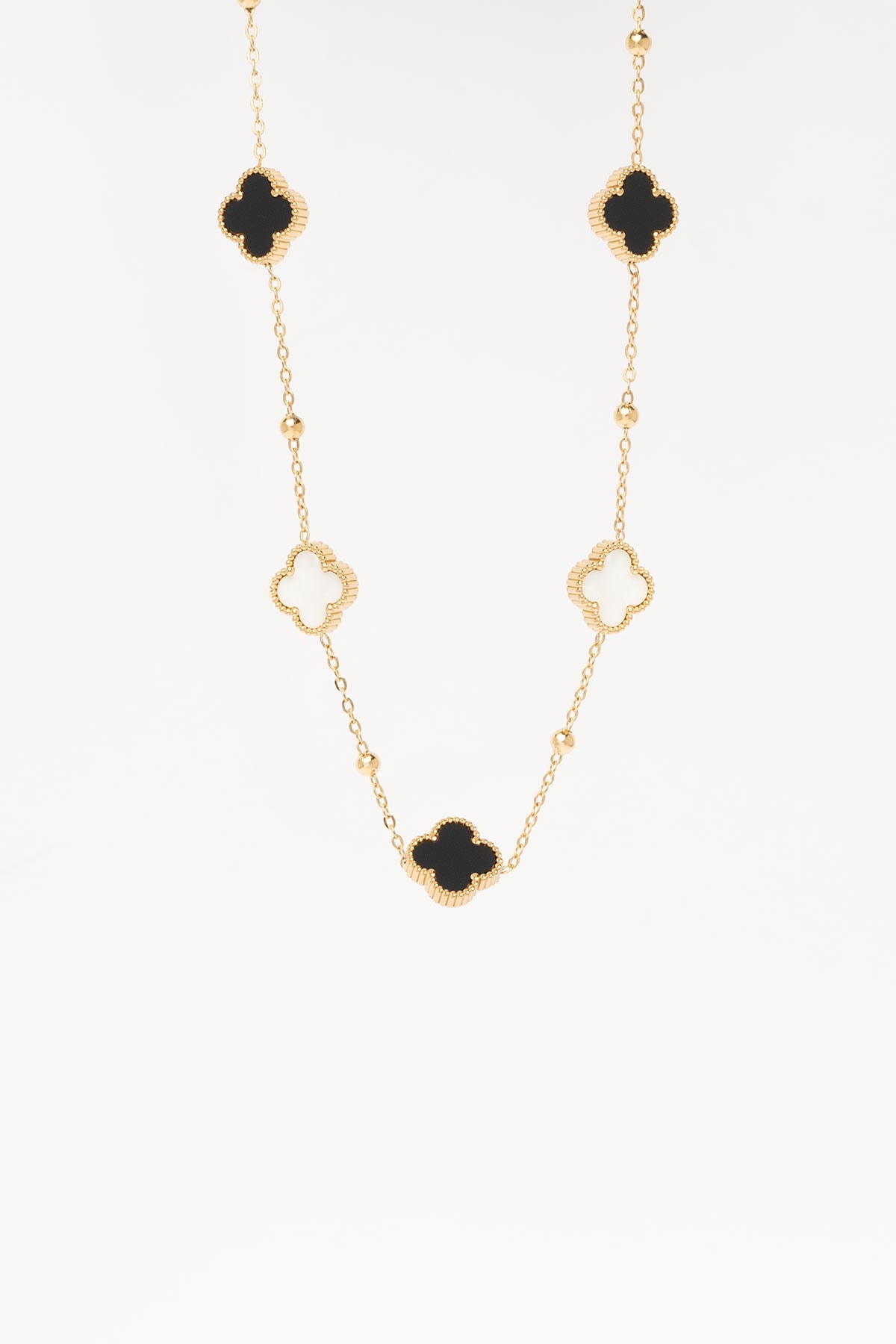 Gold Minimal Zincir Topçuklu Lazer Kesim Siyah Beyaz Dört Yaprak Yonca 45cm Çelik Kolye AKL4378