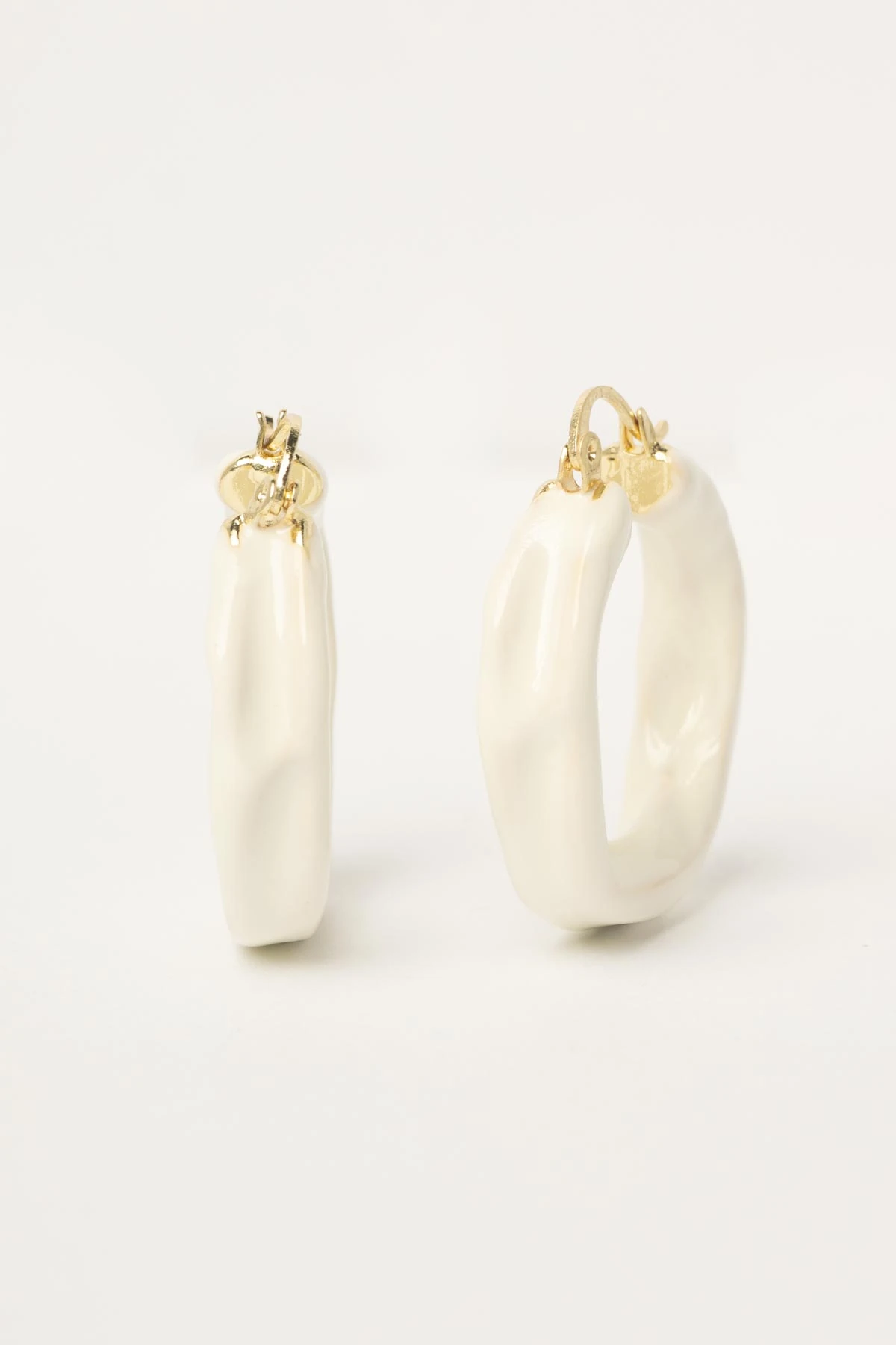 Beyaz Deri Görünümlü Buruşuk Desen Halka Stefany Küpe AKE9645