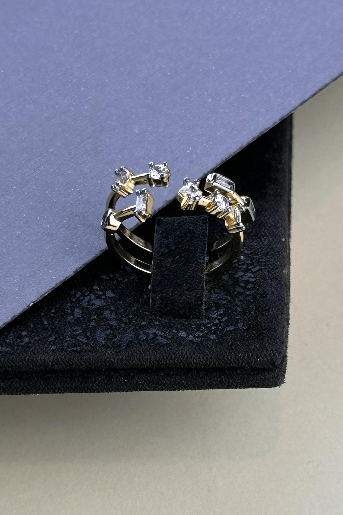 Gold İkili Hat Üzerinde Baget Taşlı Karma Şekiller Tasarım Glory Yüzük AYZ8408