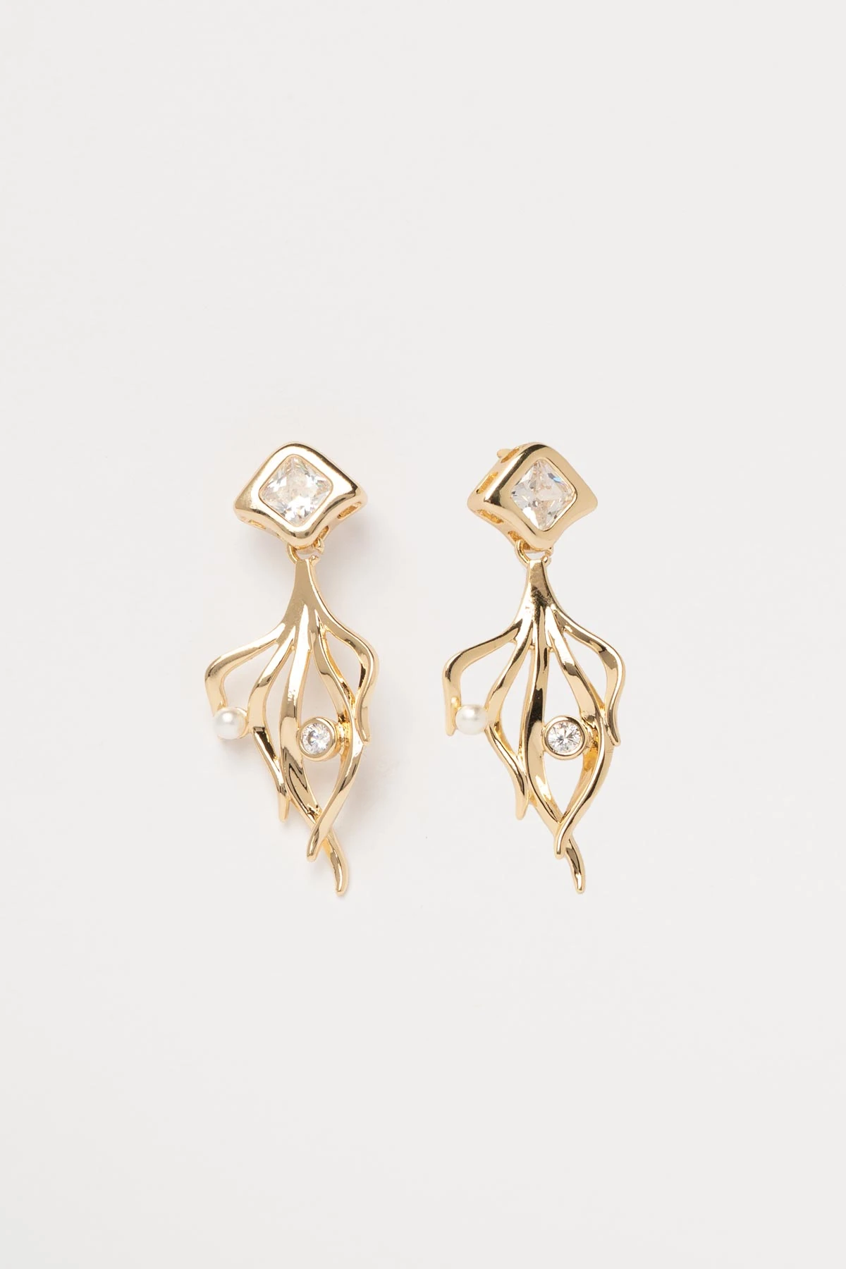 Gold Modern Dal Desenli Taş Ve İnci Detay Luxury Küpe AKE9396