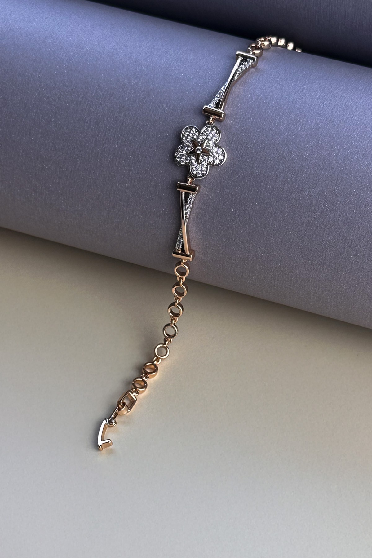 Zirkon Papatya İçerisinde Gold Yıldız Tasarım Luxury Bileklik ABL7189