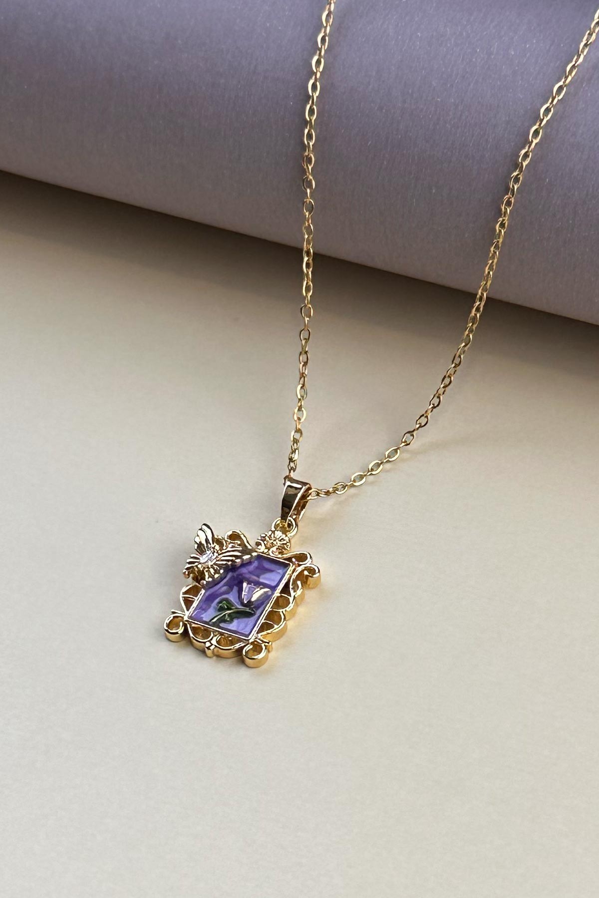 Gold Minimal Zincir Mor Mineli Tektaş Detay Kelebek Ve Çiçek Figürlü Antika Kare Çerçeve Tasarım Madalyon Çelik Kolye 45 cm AKL4061