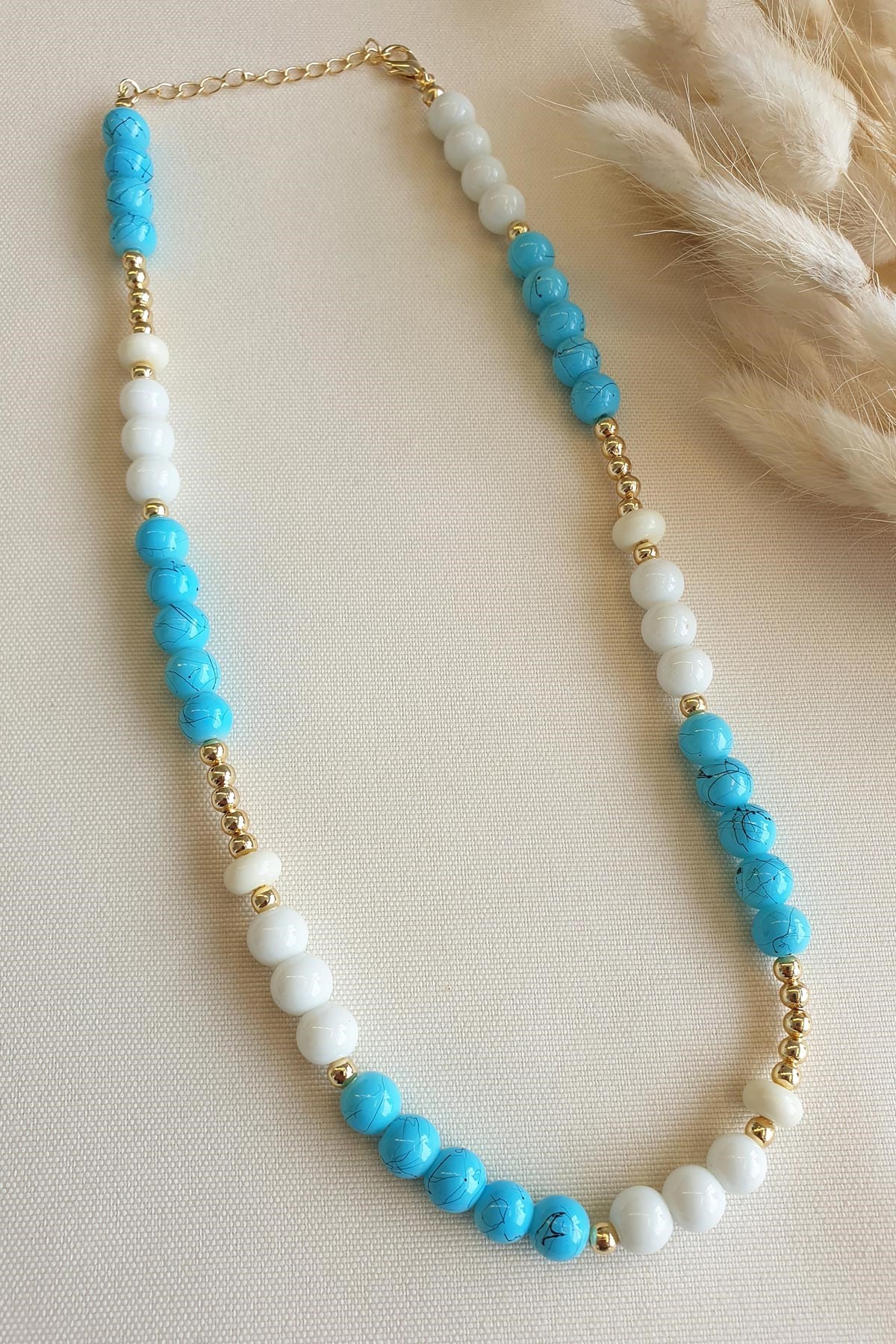 Blue Min Desen Beyaz Detay Boncuklu Kolye 45 Cm Akl1180
