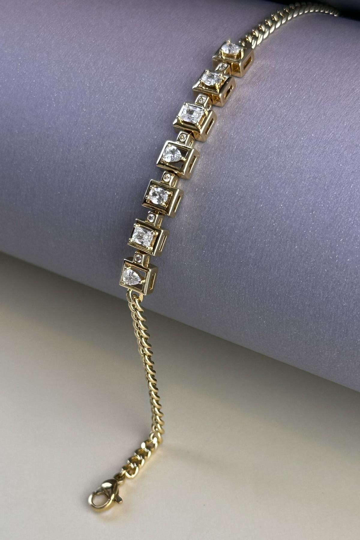 Gold Çerçeveli Minimal Baget Oval Ve Kare Taşlar Tasarım Luxury Bileklik ABL7179