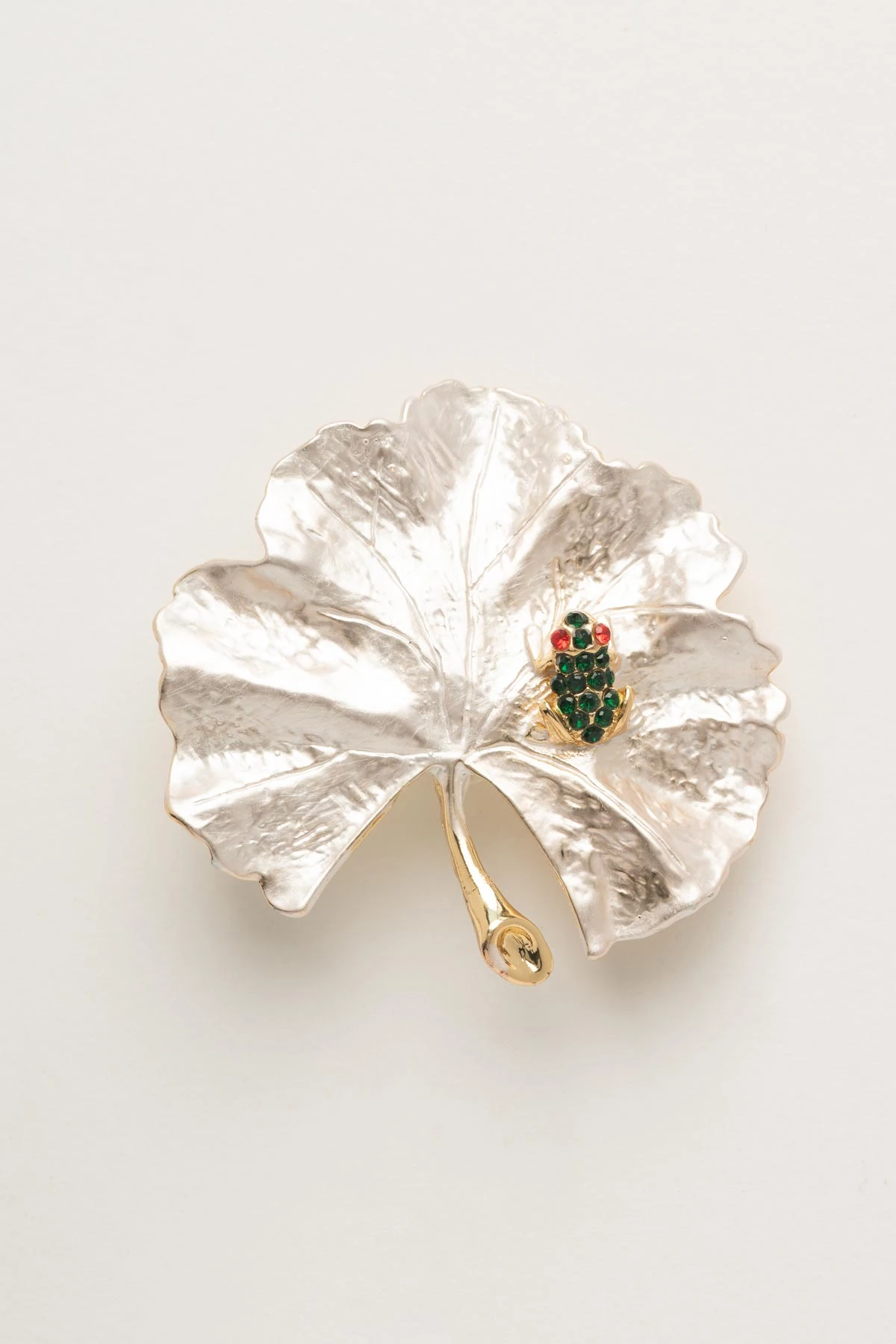 Beyaz Yaprak Kristal Yeşil Taş Kurbağa Yaka Broşu ABR9180