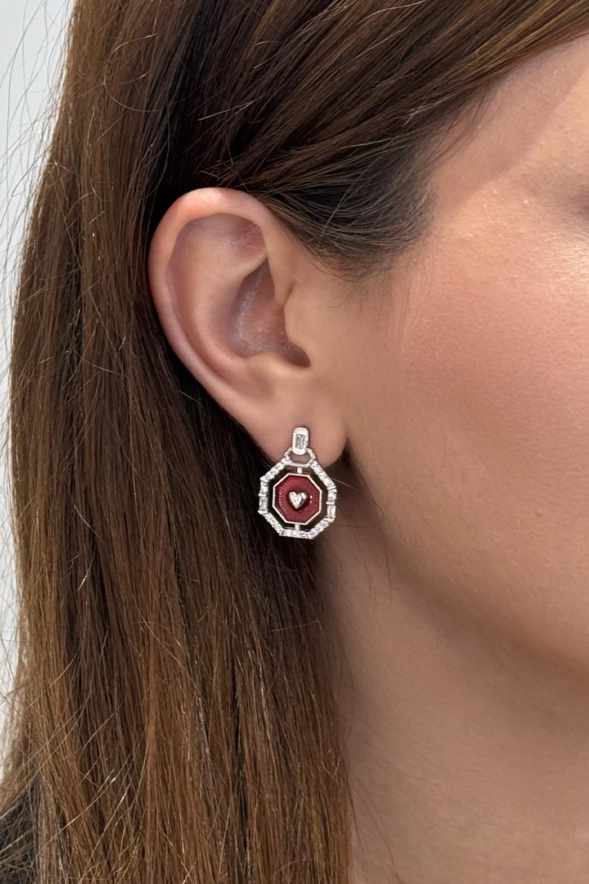 Kırmızı Mine Üzerinde Minimal Kalp Detay Silver Zirkon Sekizgen Tasarım Glory Küpe AKE8923