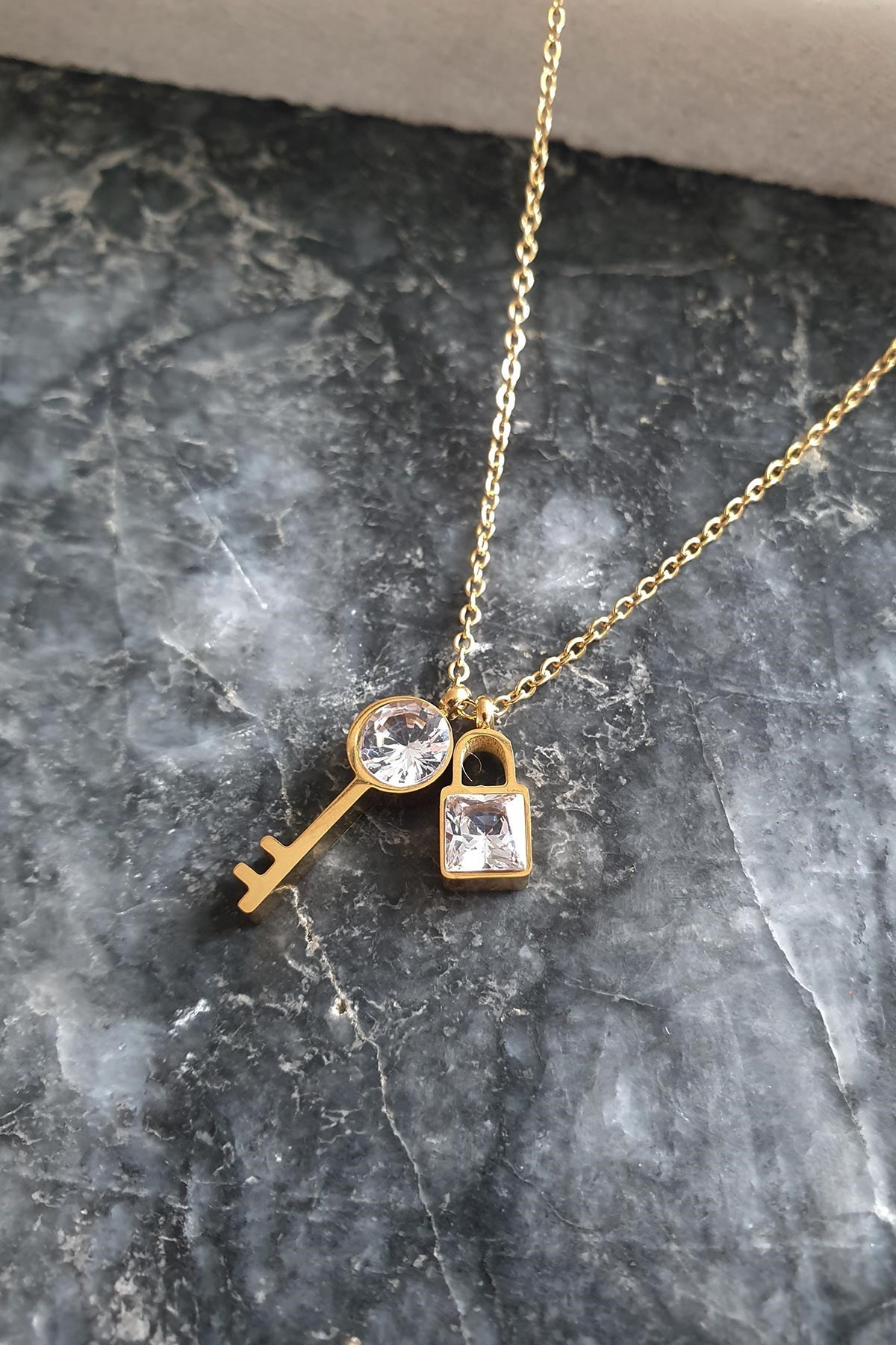 Gold Kristal Kilit Anahtar Çelik Kolye 45 Cm AKL1395