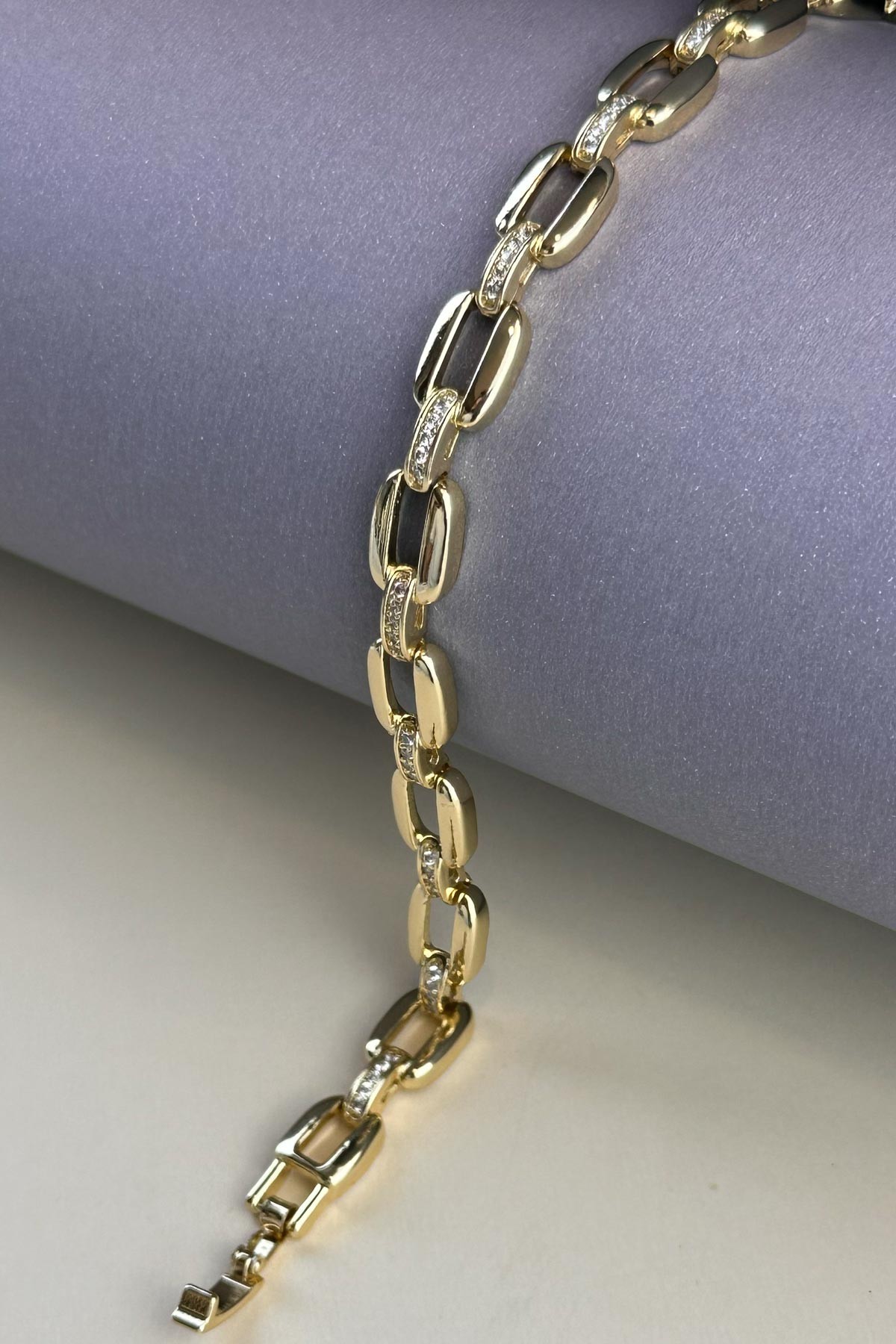 Zirkon Detay Gold Dolgulu İçi Boş Oval Tasarım Luxury Bileklik ABL7166