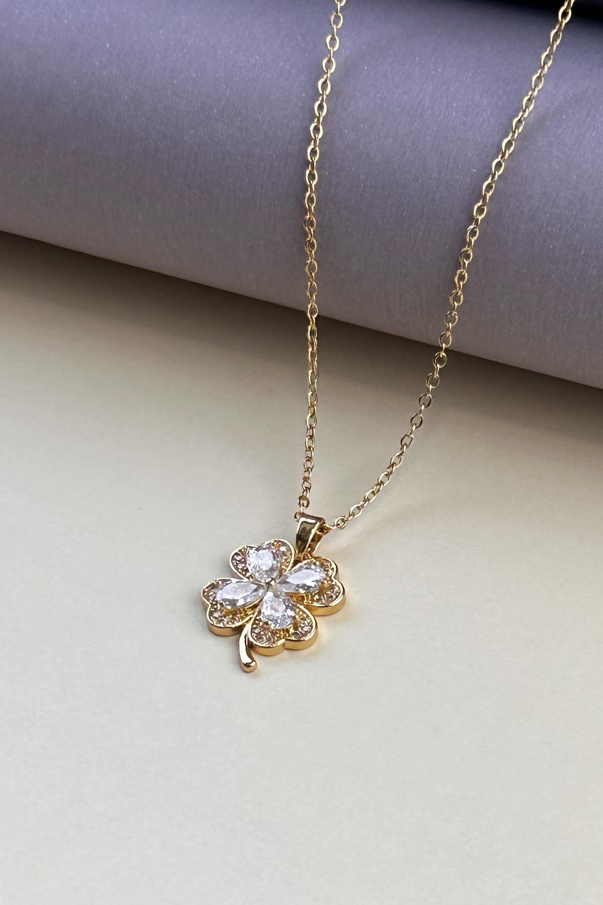 Gold Minimal Zincir Zirkon Ve Tektaş Detay Yonca Sallantılı Çelik Kolye 45 cm AKL4088