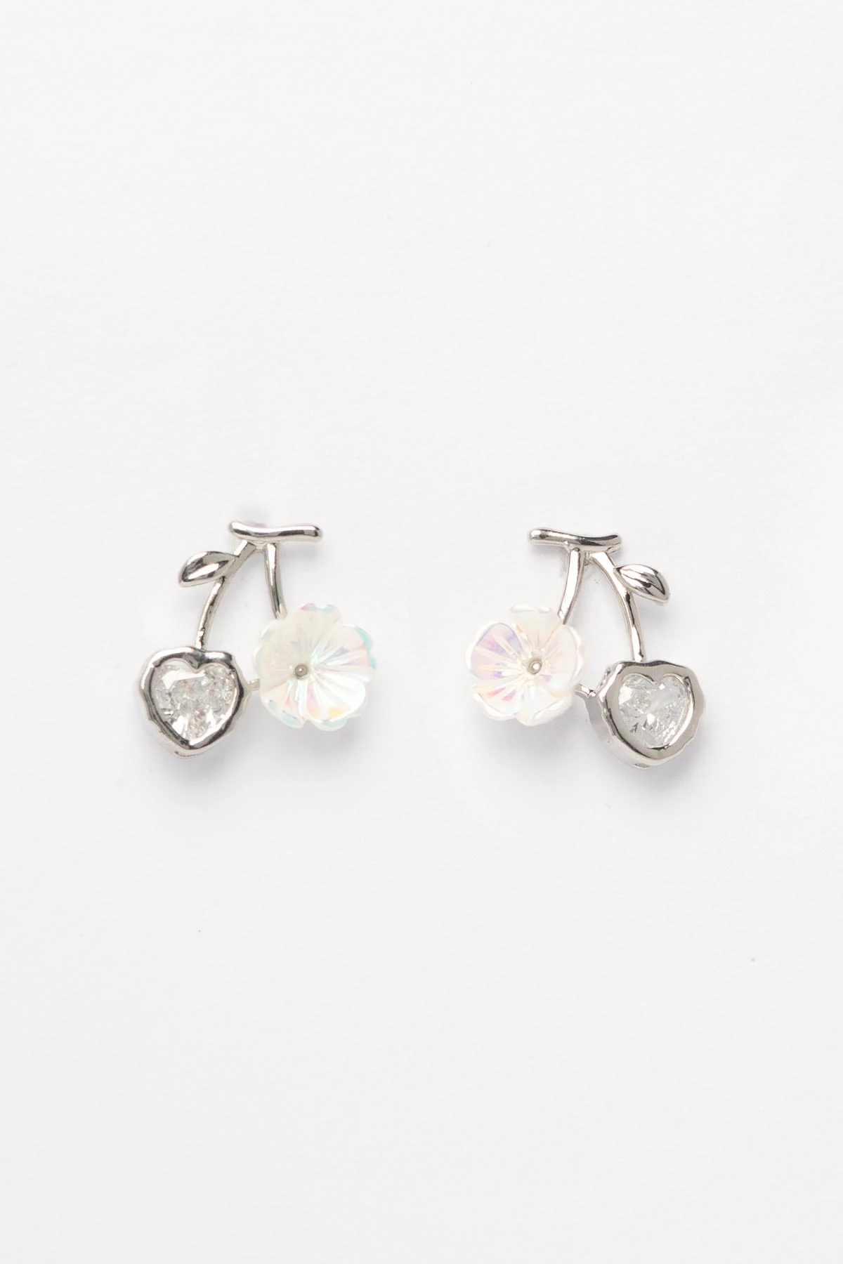 Silver Beyaz Çiçek Ve Kalp Sallantılı Dal Tasarım Glory Küpe AKE9498