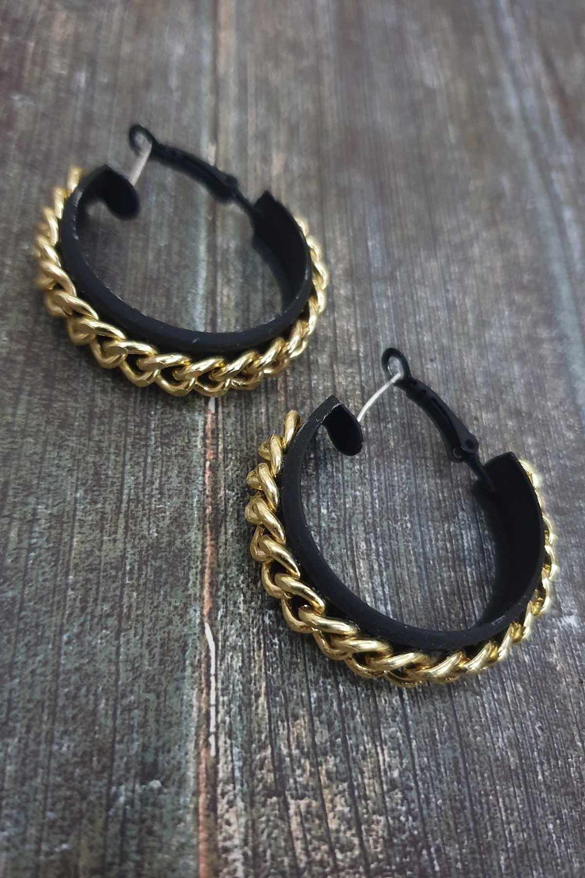 Gold Zincir Detay Siyah Halka Küpe Ake3104
