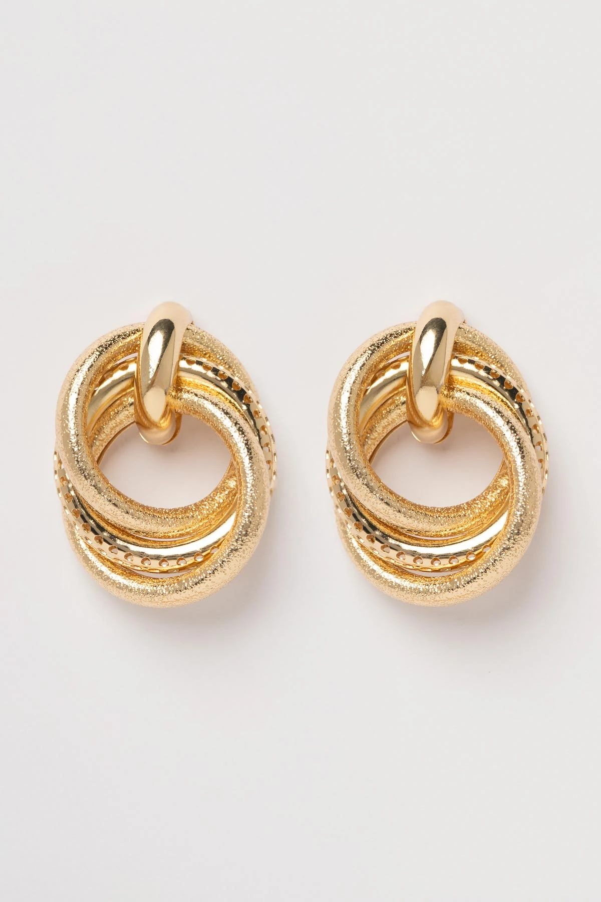 Gold Simli Ve Desenli İç İçe Halkalar Tasarım Stefany Küpe AKE9652