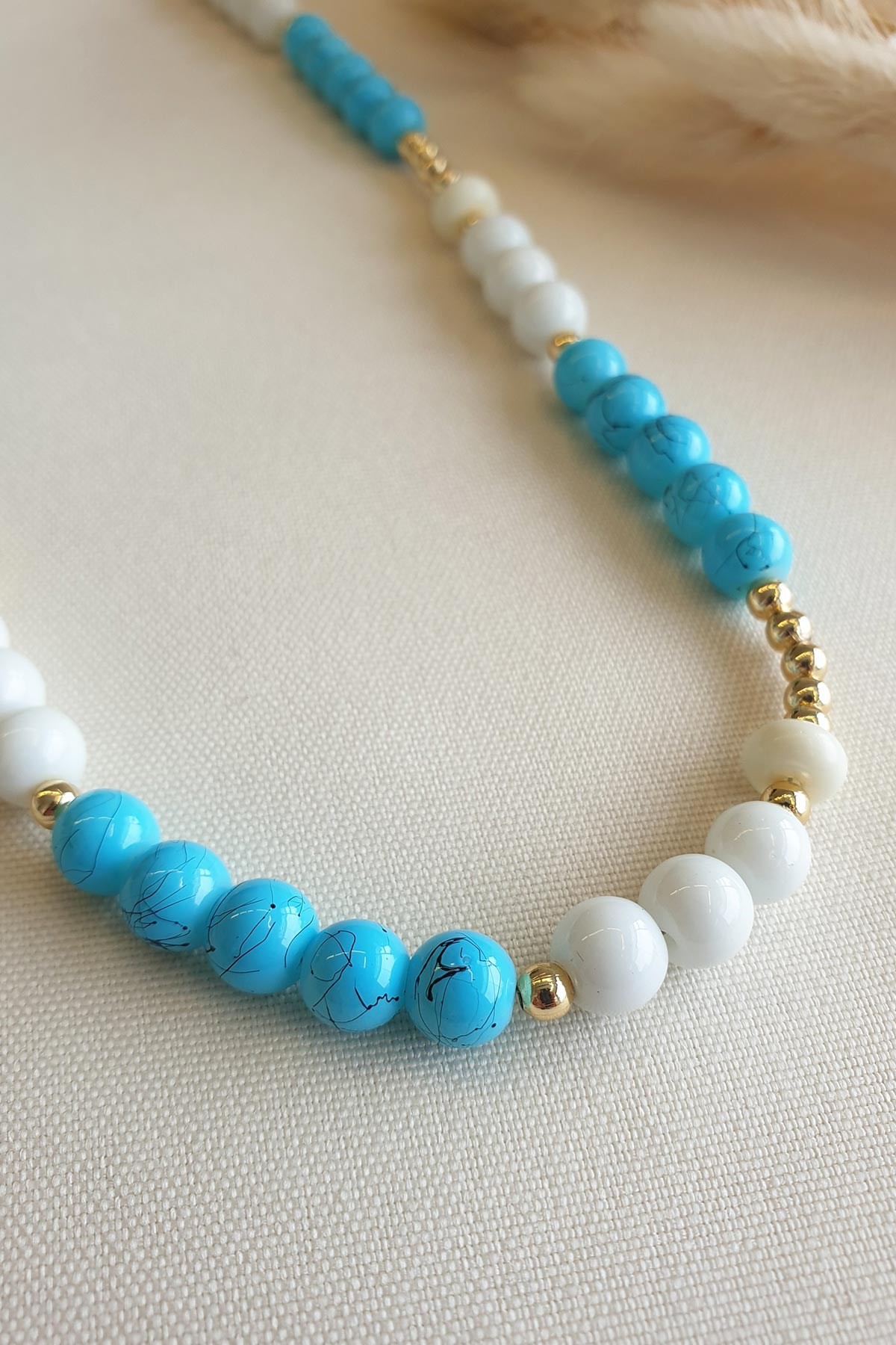 Blue Min Desen Beyaz Detay Boncuklu Kolye 45 Cm Akl1180