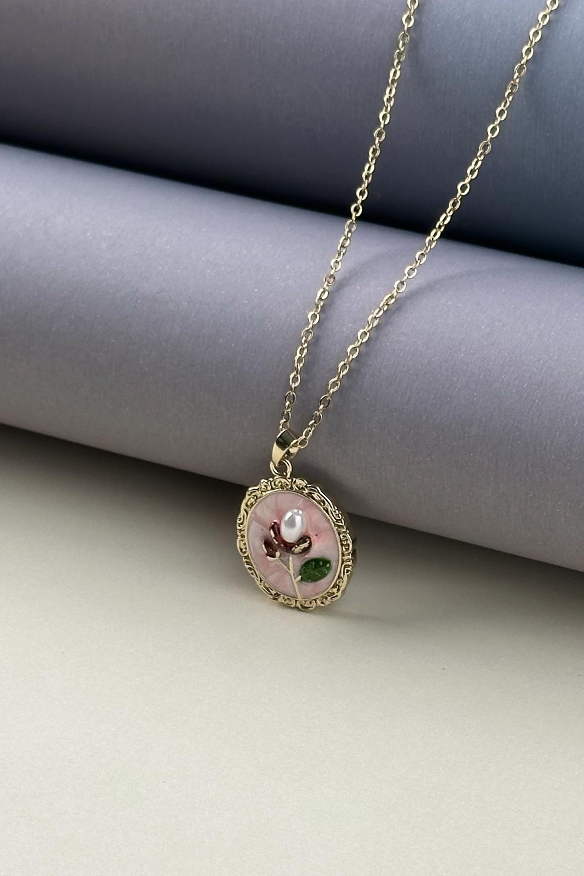 Gold Minimal Zincir Pembe Mineli İncili Çiçek Antika Çerçeve Tasarım Madalyon Çelik Kolye AKL4032