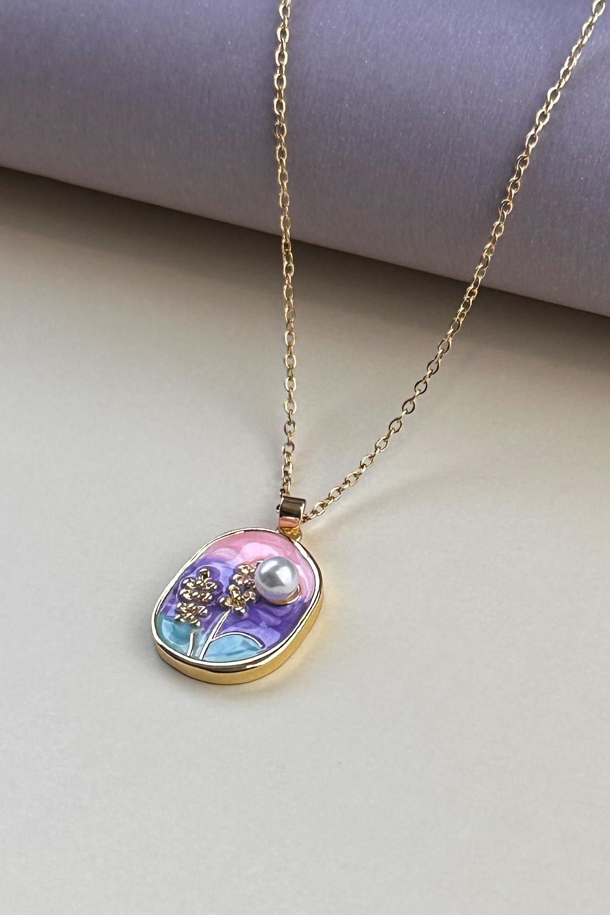 Gold Minimal Zincir Pembe Turkuaz Mor Mineli İncili Başak Figürlü Asimetrik Tasarım Madalyon Çelik Kolye 45 cm AKL4064