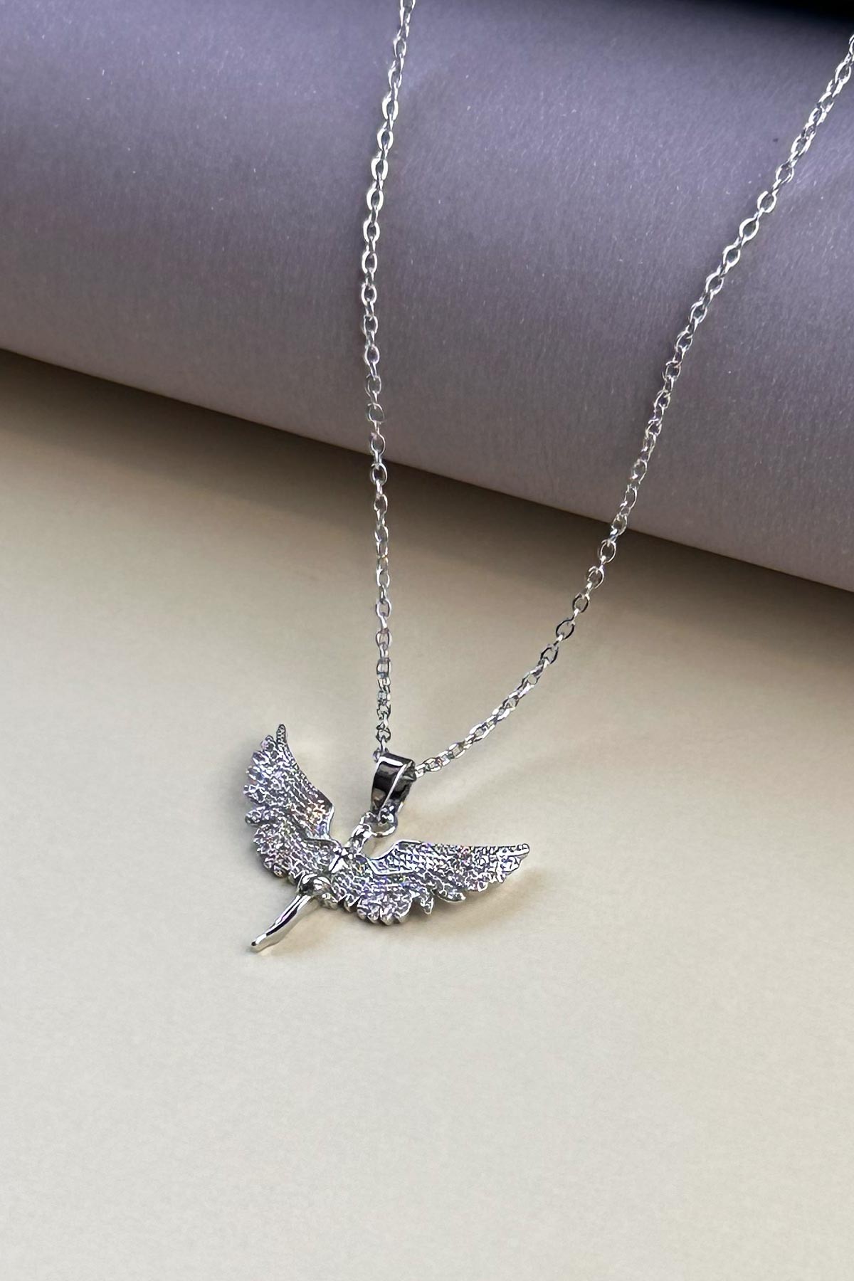 Silver Minimal Zincir Tektaş Kaplı Kanatlı Melek Sallantılı Çelik Kolye 45 cm AKL4079