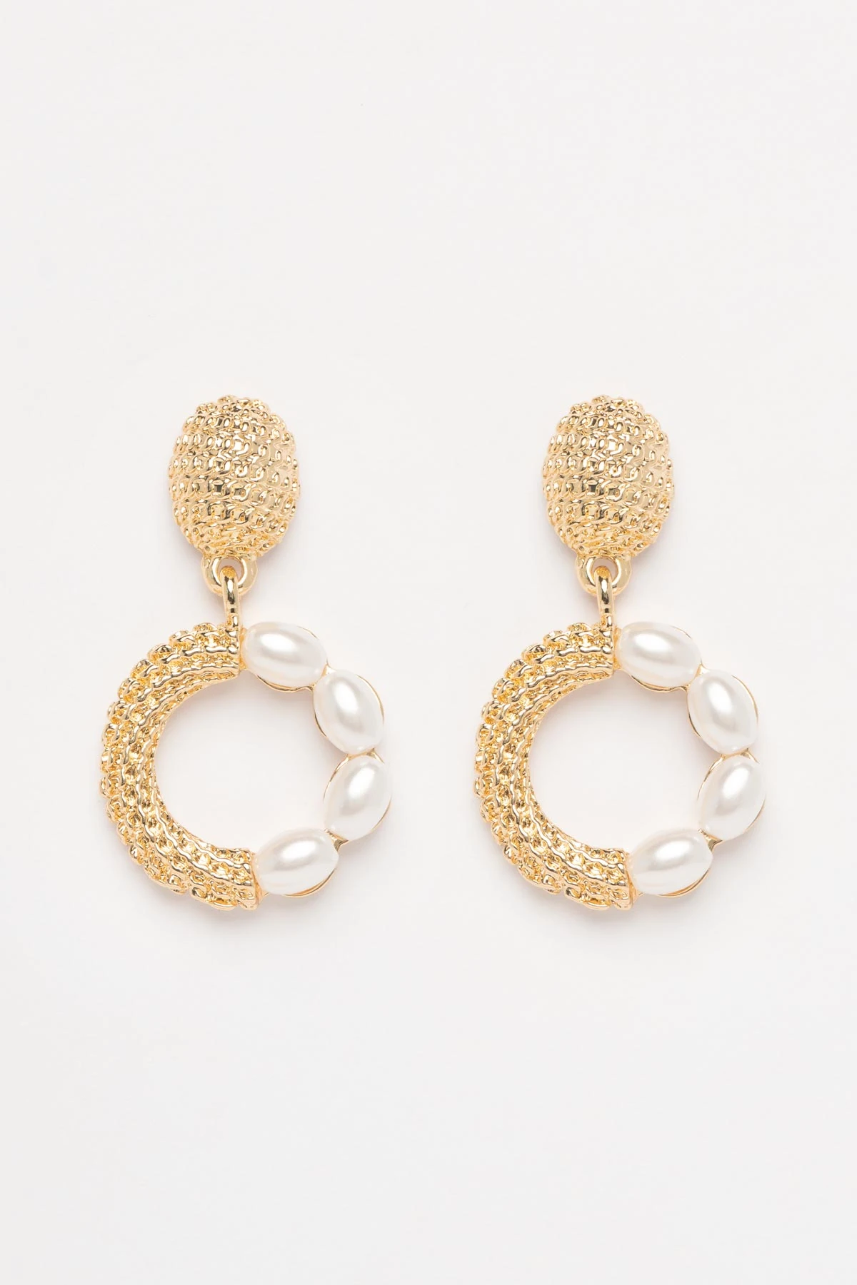 Gold Desenli Tasarım Yarısı İnci Dizili Yuvarlak Stefany Küpe AKE9574