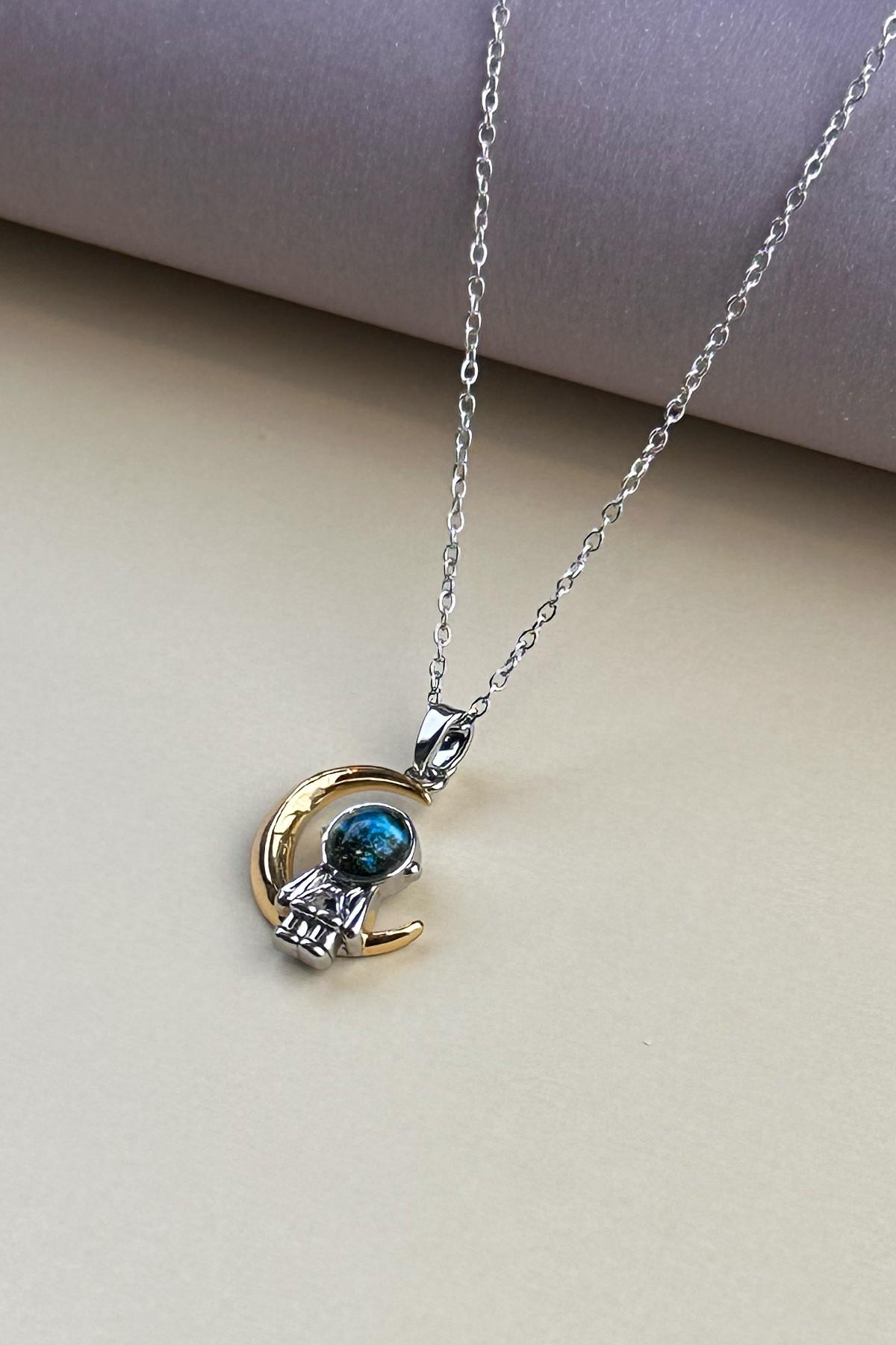 Silver Minimal Zincir Ayda Oturan Astranot Figürlü Çelik Kolye 45 cm AKL4077