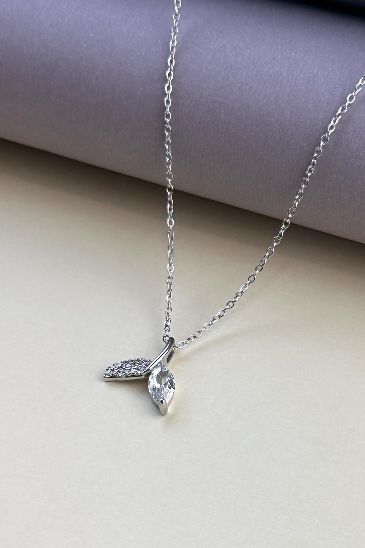 Silver Minimal Zincir Zirkon Ve Tektaş Detay Balık Kuyruğu Sallantılı Çelik Kolye 45 cm AKL4073