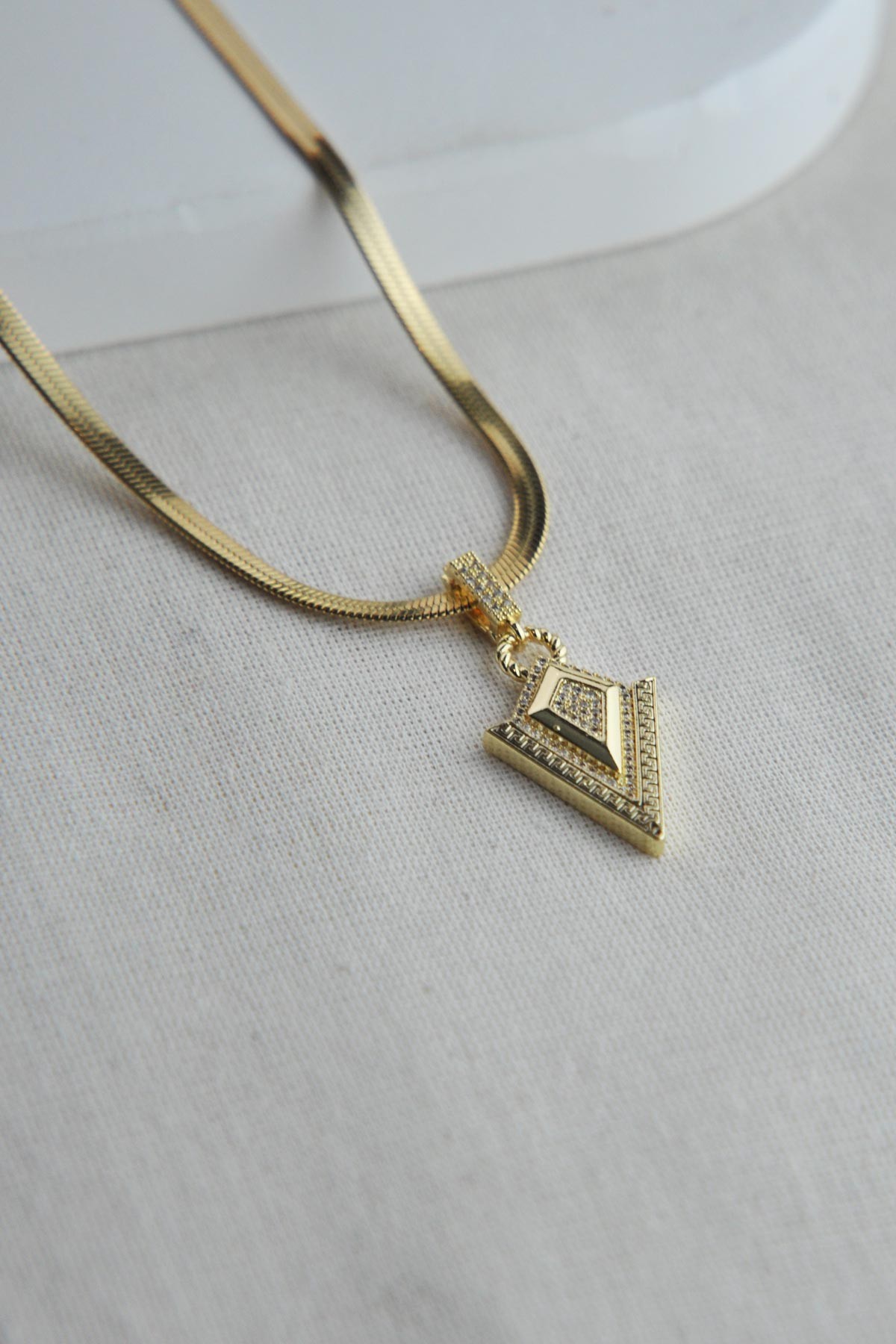 Gold Zirkon Love Road Detay Üçgen Tasarım Ajda Charm ABL6541