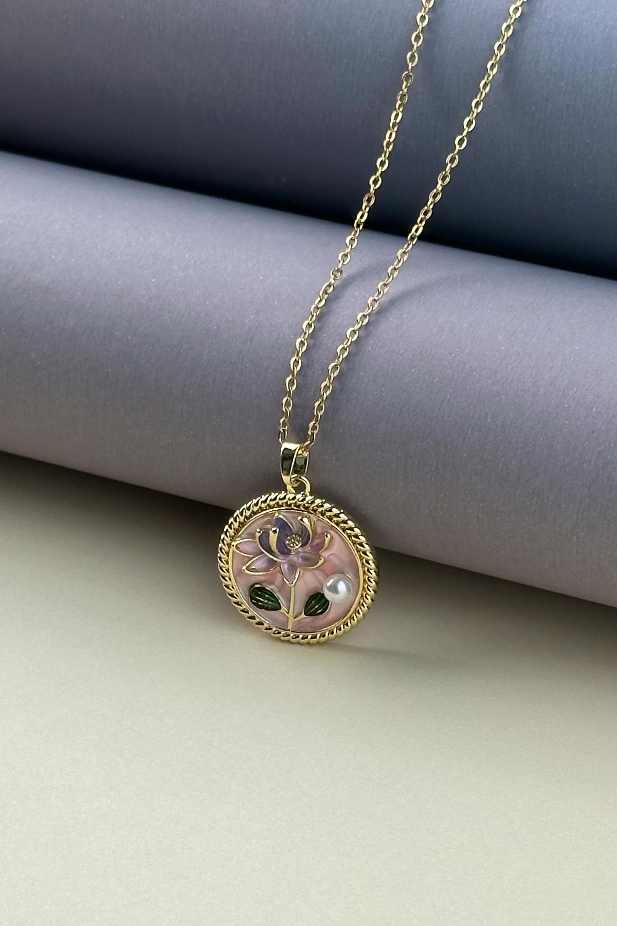 Gold Minimal Zincir Pembe Mineli İnci Detay Çiçek Figürlü Yuvarlak Desenli Çerçeve Tasarım Madalyon Çelik Kolye AKL4039