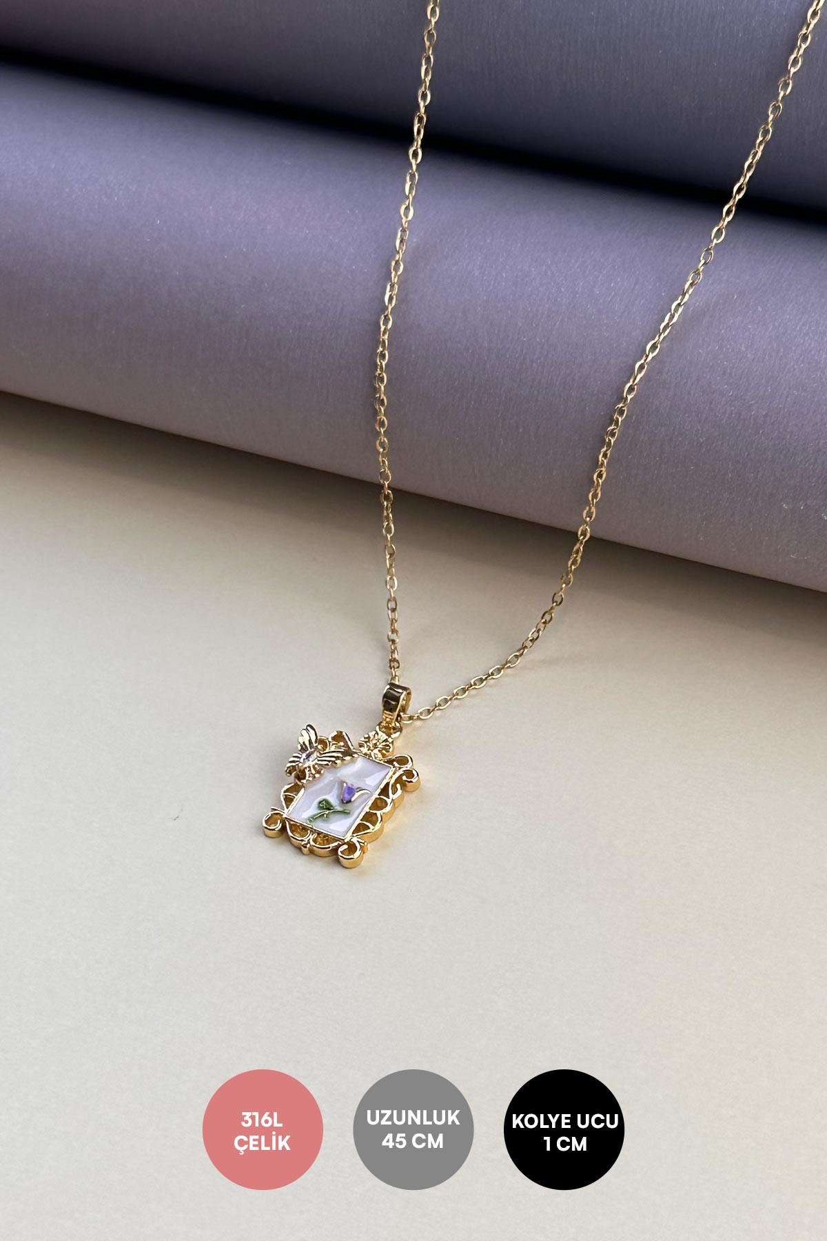 Gold Minimal Zincir Beyaz Mineli Tektaş Detay Kelebek Ve Çiçek Figürlü Antika Kare Çerçeve Tasarım Madalyon Çelik Kolye 45 cm AKL4059