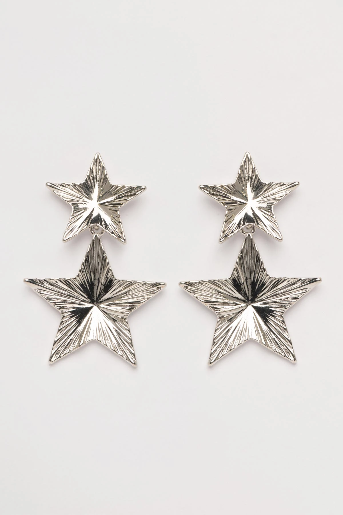 Silver Desenli İki Farklı Boy Yıldız Sallantılı Stefany Küpe AKE9783