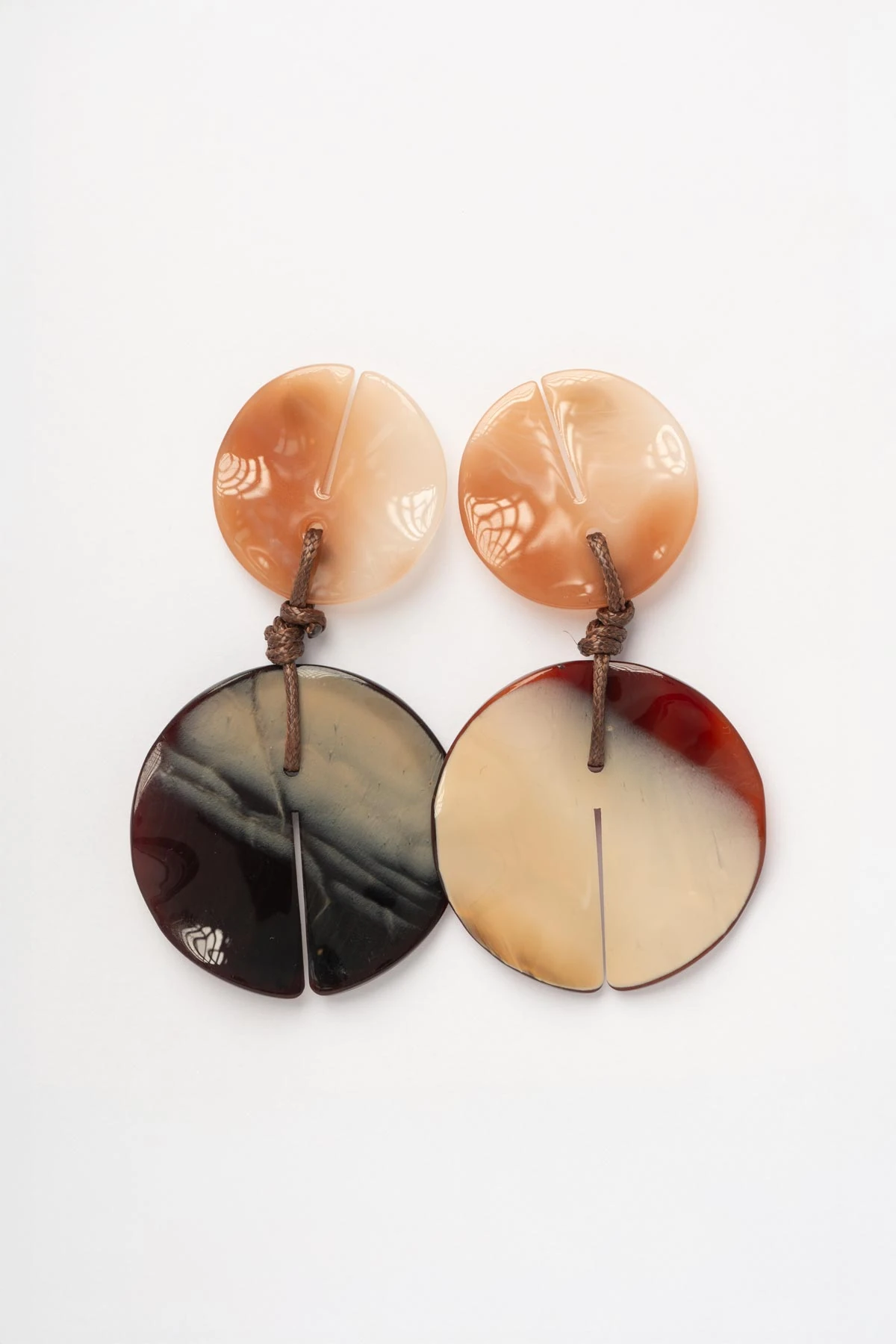 Yuvarlak Kahve Tonlarında Kemik Tasarım Stefany Küpe AKE9648